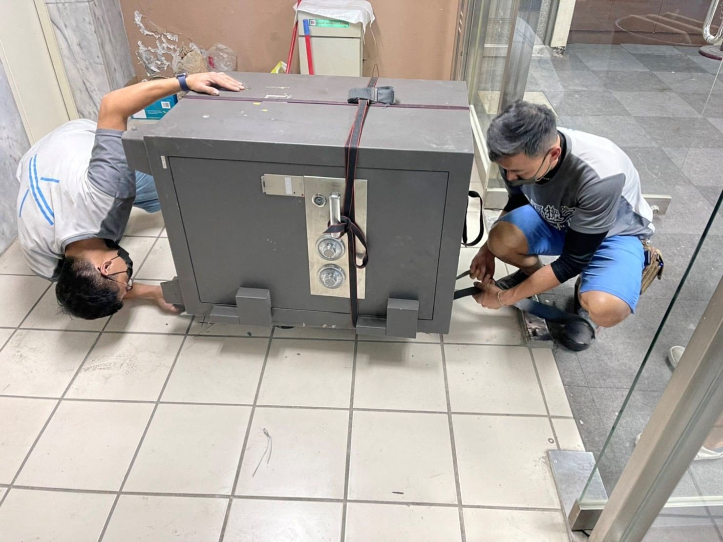 搬金庫、重物搬運【榮福搬家公司】石墩搬運、搬石椅、搬石頭桌、搬洗衣機、搬披薩窯、精搬金庫、搬保險櫃、精搬魚缸、精搬鋼琴、跨縣市搬家、搬工派遣、搬運、床墊搬運、冰箱搬運、大型家具搬運、單件家具運送、單一物件搬運、搬家首選、吊掛搬運、吊家具搬運、特殊重物搬運、專搬重物、新北搬家推薦、搬家公司、基隆搬家、南港搬家、桃園搬家公司、台北搬家公司推薦:大台北搬家,精緻包裝搬運「細膩包裝、專業搬運、用心服務、以客為尊」是榮福搬家公司的宗旨與精神。歡迎立即來電02-2651-2727專人服務。 搬金庫、重物搬運【榮福搬家公司】石墩搬運、搬石椅、搬石頭桌、搬洗衣機、搬披薩窯、精搬金庫、搬保險櫃、精搬魚缸、精搬鋼琴、跨縣市搬家、搬工派遣、搬運、床墊搬運、冰箱搬運、大型家具搬運、單件家具運送、單一物件搬運、搬家首選、吊掛搬運、吊家具搬運、特殊重物搬運、專搬重物、新北搬家推薦、搬家公司、基隆搬家、南港搬家、桃園搬家公司、台北搬家公司推薦:大台北搬家,精緻包裝搬運「細膩包裝、專業搬運、用心服務、以客為尊」是榮福搬家公司的宗旨與精神。歡迎立即來電02-2651-2727專人服務。