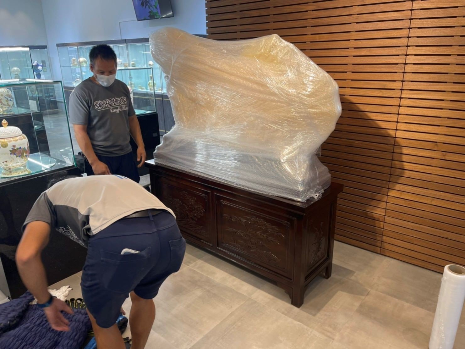 台北精搬貴重藝術品∣南港精搬貴重藝術品∣新北精搬貴重藝術品∣雙北精搬貴重藝術品∣汐止精搬貴重藝術品∣中永和精搬貴重藝術品∣板橋精搬貴重藝術品∣五股精搬貴重藝術品∣基隆精搬貴重藝術品∣桃園精搬貴重藝術品∣專業搬玉石藝術品推薦【榮福搬家公司】具專業團隊擁有精緻包裝組及重物搬運組,能依據業主、顧客需求分派其專業團隊組,進行各項藝術品專業安全搬運服務;給予最優質、放心各項搬家、搬運需求。 台北精搬貴重藝術品∣南港精搬貴重藝術品∣新北精搬貴重藝術品∣雙北精搬貴重藝術品∣汐止精搬貴重藝術品∣中永和精搬貴重藝術品∣板橋精搬貴重藝術品∣五股精搬貴重藝術品∣基隆精搬貴重藝術品∣桃園精搬貴重藝術品∣專業搬玉石藝術品推薦【榮福搬家公司】具專業團隊擁有精緻包裝組及重物搬運組,能依據業主、顧客需求分派其專業團隊組,進行各項藝術品專業安全搬運服務;給予最優質、放心各項搬家、搬運需求。