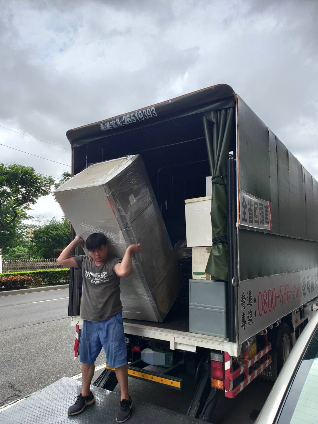 將冰箱搬運至大貨車上固定擺放-台北搬家公司推薦榮福搬家 將冰箱搬運至大貨車上固定擺放-台北搬家公司推薦榮福搬家