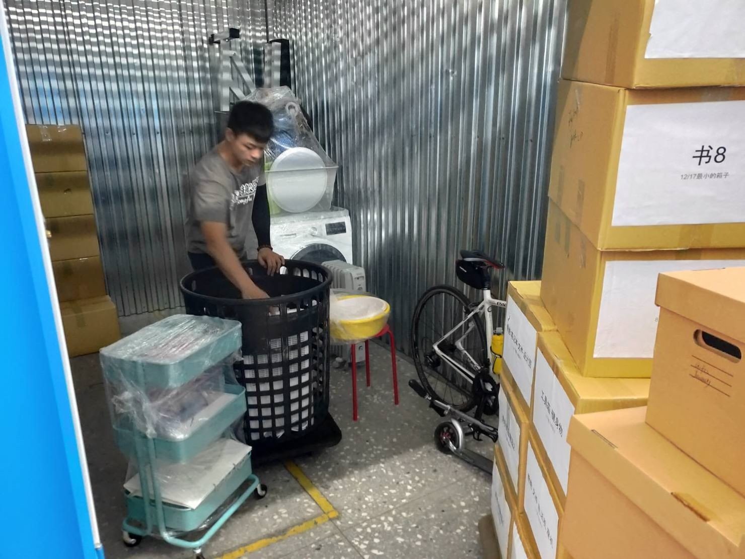 搬家公司推薦【榮福搬家貨運有限公司】搬家口碑第一、、台北搬家:現場榮福有提供黑色簍子給客戶裝些小物。 搬家公司推薦【榮福搬家貨運有限公司】搬家口碑第一、、台北搬家:現場榮福有提供黑色簍子給客戶裝些小物。