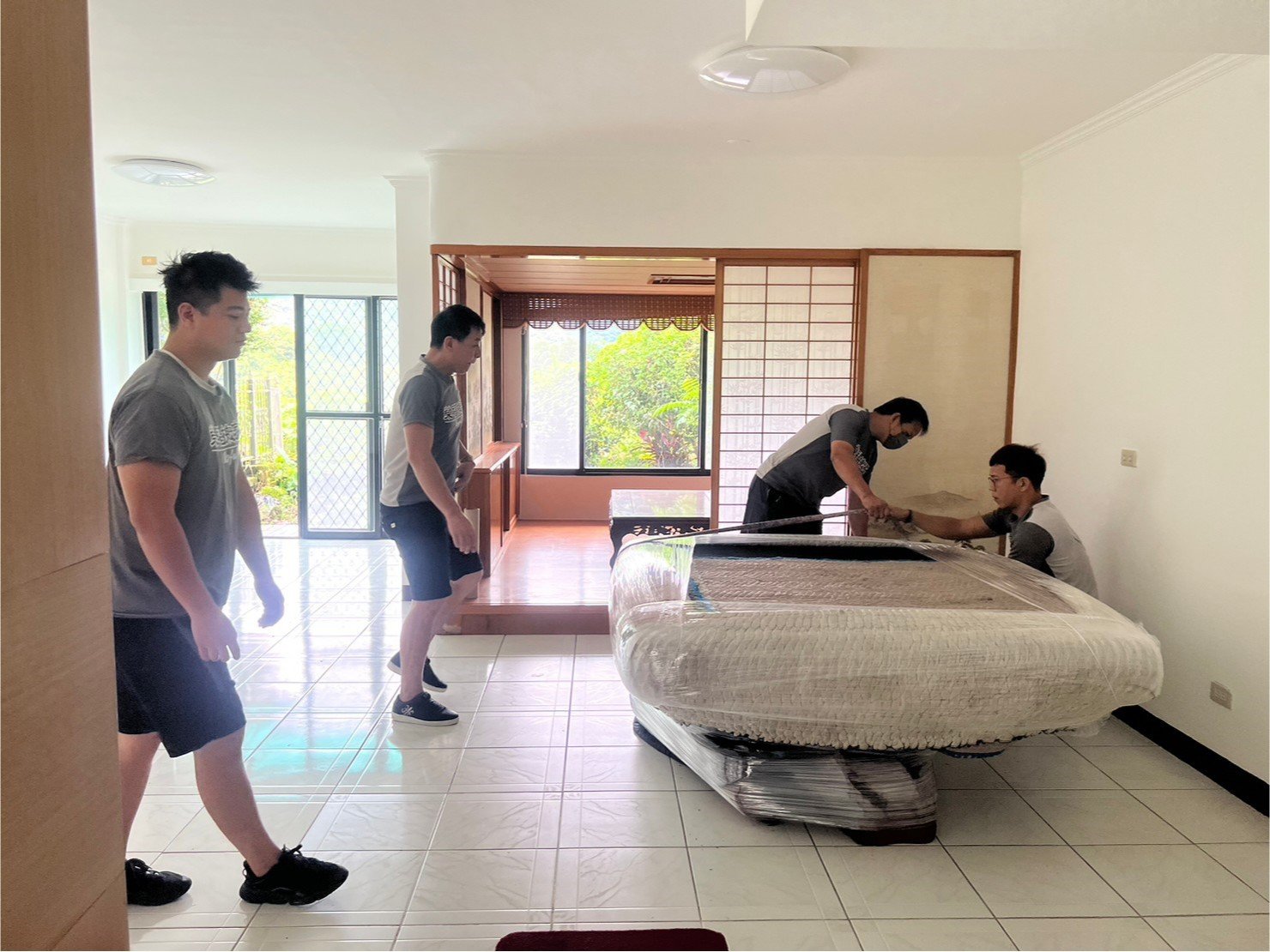 特殊搬運、搬重物【榮福搬家公司】單一家具搬運、原木桌、原木樹根茶桌、原木泡茶桌、實木桌、實木泡茶桌、專業搬運、進口原木餐桌、500公斤原木桌搬運、跨縣市搬家、搬工計時、人力搬運、搬家首選、吊掛搬運、特殊重物搬運、專搬重物、搬重物技巧、新北搬家公司推薦、搬家車、搬家公司、基隆搬家、南港搬家、桃園搬家公司推薦、台北搬家公司推薦:大台北搬家,精緻包裝搬運「細膩包裝、專業搬運、用心服務、以客為尊」是榮福搬家公司的宗旨與精神。歡迎立即來電02-2651-2727專人服務。 特殊搬運、搬重物【榮福搬家公司】單一家具搬運、原木桌、原木樹根茶桌、原木泡茶桌、實木桌、實木泡茶桌、專業搬運、進口原木餐桌、500公斤原木桌搬運、跨縣市搬家、搬工計時、人力搬運、搬家首選、吊掛搬運、特殊重物搬運、專搬重物、搬重物技巧、新北搬家公司推薦、搬家車、搬家公司、基隆搬家、南港搬家、桃園搬家公司推薦、台北搬家公司推薦:大台北搬家,精緻包裝搬運「細膩包裝、專業搬運、用心服務、以客為尊」是榮福搬家公司的宗旨與精神。歡迎立即來電02-2651-2727專人服務。