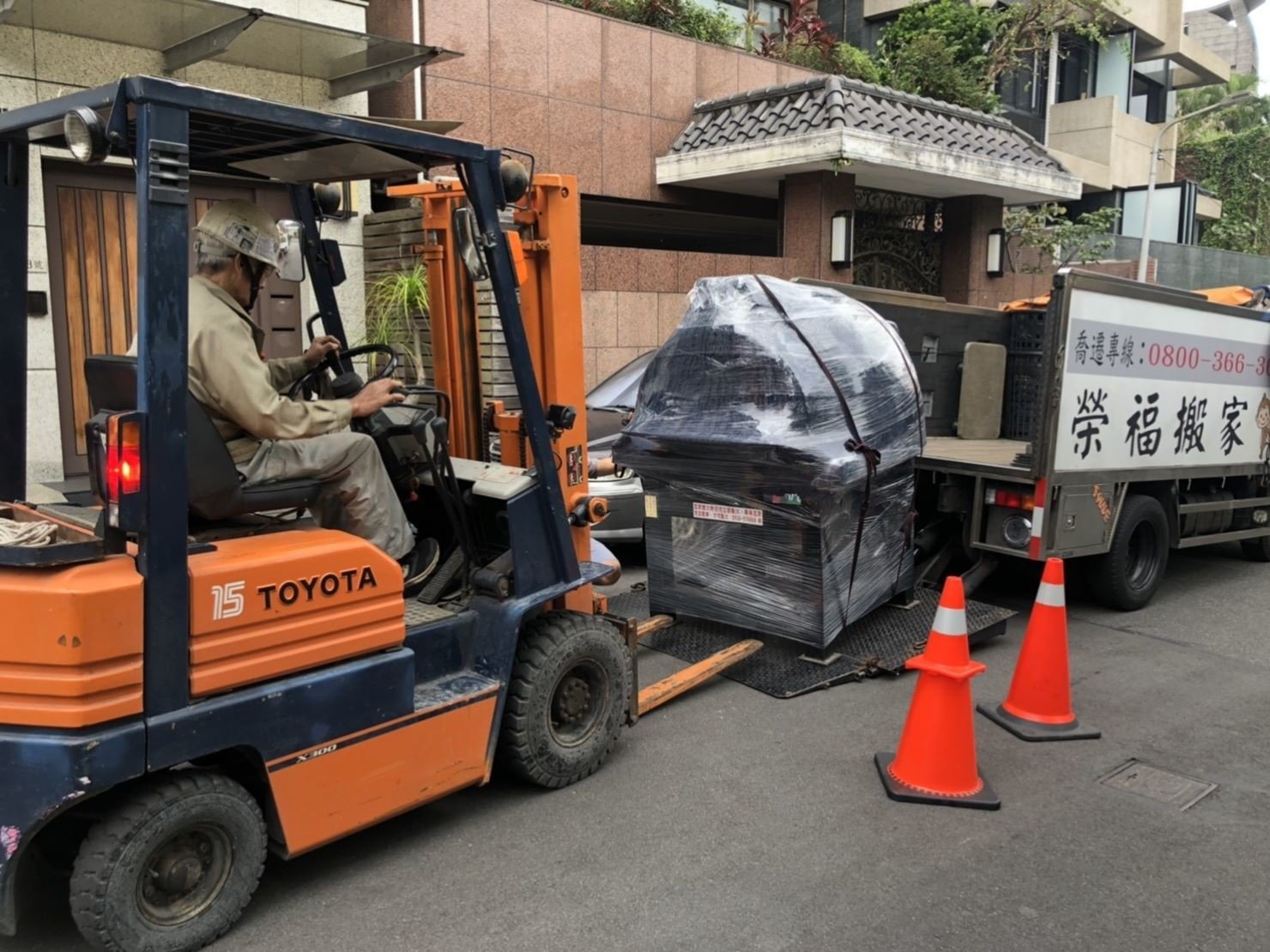 搬窯烤爐【榮福搬家公司】搬披薩窯、精搬金庫、搬保險櫃、精搬魚缸、跨縣搬家、搬工派遣、搬床墊、搬冰箱、搬家具、搬家首選、吊掛搬運、吊家具搬運、台北搬家公司推薦:大台北搬家,精緻包裝搬運「細膩包裝、專業搬運、用心服務、以客為尊」是榮福搬家公司的宗旨與精神。歡迎立即來電02-2651-2727專人服務。 搬窯烤爐【榮福搬家公司】搬披薩窯、精搬金庫、搬保險櫃、精搬魚缸、跨縣搬家、搬工派遣、搬床墊、搬冰箱、搬家具、搬家首選、吊掛搬運、吊家具搬運、台北搬家公司推薦:大台北搬家,精緻包裝搬運「細膩包裝、專業搬運、用心服務、以客為尊」是榮福搬家公司的宗旨與精神。歡迎立即來電02-2651-2727專人服務。