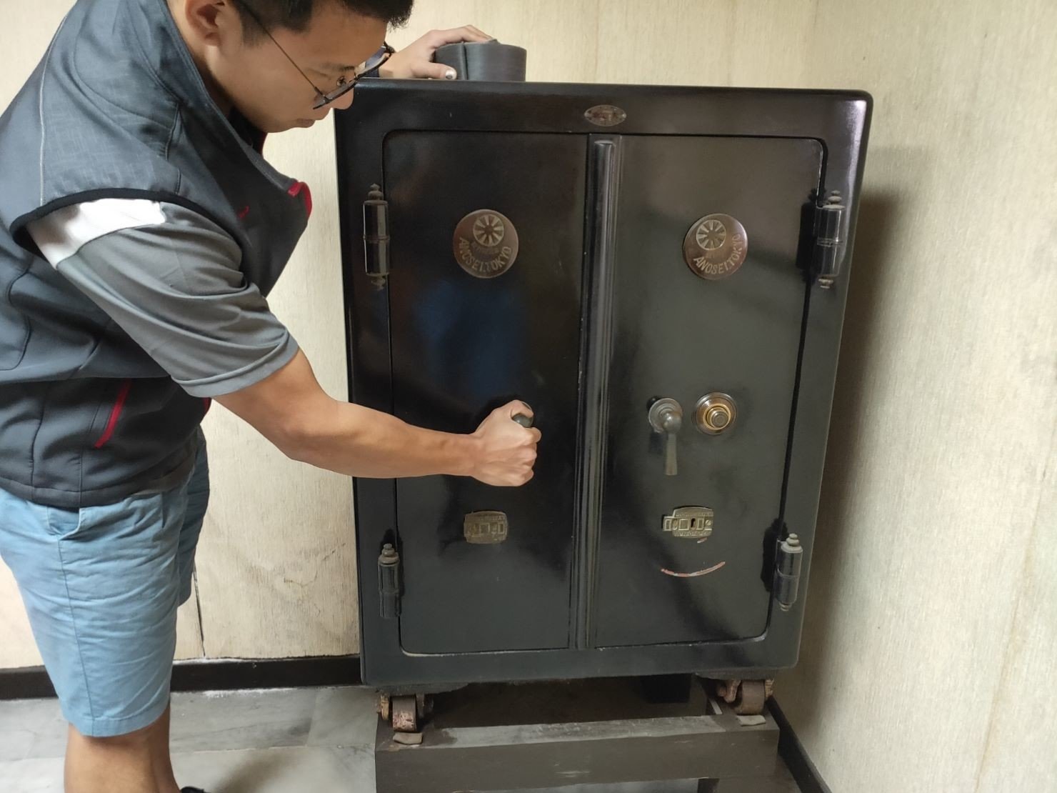 搬重物【榮福搬家公司】石墩搬運、搬石椅、搬石頭桌、搬洗衣機、搬披薩窯、精搬金庫、搬保險櫃、精搬魚缸、精搬鋼琴、鋼琴搬運、電動醫療床搬運、跨縣市搬家、搬工派遣、搬運、床墊搬運、冰箱搬運、大型家具搬運、搬家首選、吊掛搬運、吊家具搬運、特殊重物搬運、專搬重物、新北搬家推薦、搬家公司、基隆搬家、南港搬家、桃園搬家公司、台北搬家公司推薦:大台北搬家,精緻包裝搬運「細膩包裝、專業搬運、用心服務、以客為尊」是榮福搬家公司的宗旨與精神。歡迎立即來電02-2651-2727專人服務。 搬重物【榮福搬家公司】石墩搬運、搬石椅、搬石頭桌、搬洗衣機、搬披薩窯、精搬金庫、搬保險櫃、精搬魚缸、精搬鋼琴、鋼琴搬運、電動醫療床搬運、跨縣市搬家、搬工派遣、搬運、床墊搬運、冰箱搬運、大型家具搬運、搬家首選、吊掛搬運、吊家具搬運、特殊重物搬運、專搬重物、新北搬家推薦、搬家公司、基隆搬家、南港搬家、桃園搬家公司、台北搬家公司推薦:大台北搬家,精緻包裝搬運「細膩包裝、專業搬運、用心服務、以客為尊」是榮福搬家公司的宗旨與精神。歡迎立即來電02-2651-2727專人服務。