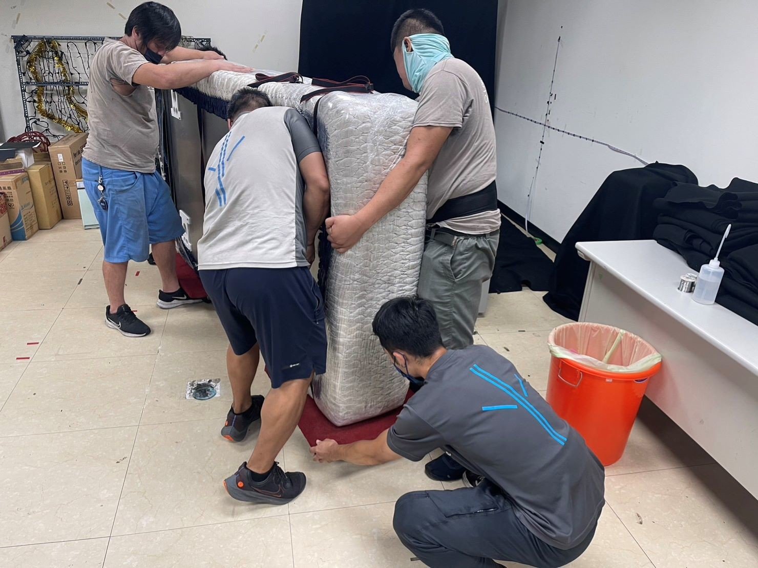 特殊重物光學桌搬運作業、台北搬實驗室生醫設備∣南港搬實驗室生醫設備∣新北搬實驗室生醫設備∣雙北搬實驗室生醫設備∣汐止搬實驗室生醫設備∣中永和搬實驗室生醫設備∣板橋搬實驗室生醫設備∣五股搬實驗室生醫設備∣基隆搬實驗室生醫設備∣桃園搬實驗室生醫設備∣新竹搬實驗室生醫設備∣台北各大校園光學桌搬運∣新北各大校園光學桌搬運∣桃園各大校園光學桌搬運∣新竹各大校園光學桌搬運∣【榮福搬家】屬專業搬家細膩運唯一首選,累積20年各式各樣特殊儀器設備的搬運經驗,專業敏捷快速完成您的各項搬運任務。針對顧客都秉持以用心實在專業搬家技巧,搬家實在用心值得您的信賴與選擇。歡迎來電咨詢02-2651-2727,榮福搬家有專員立即為您服務。 特殊重物光學桌搬運作業、台北搬實驗室生醫設備∣南港搬實驗室生醫設備∣新北搬實驗室生醫設備∣雙北搬實驗室生醫設備∣汐止搬實驗室生醫設備∣中永和搬實驗室生醫設備∣板橋搬實驗室生醫設備∣五股搬實驗室生醫設備∣基隆搬實驗室生醫設備∣桃園搬實驗室生醫設備∣新竹搬實驗室生醫設備∣台北各大校園光學桌搬運∣新北各大校園光學桌搬運∣桃園各大校園光學桌搬運∣新竹各大校園光學桌搬運∣【榮福搬家】屬專業搬家細膩運唯一首選,累積20年各式各樣特殊儀器設備的搬運經驗,專業敏捷快速完成您的各項搬運任務。針對顧客都秉持以用心實在專業搬家技巧,搬家實在用心值得您的信賴與選擇。歡迎來電咨詢02-2651-2727,榮福搬家有專員立即為您服務。