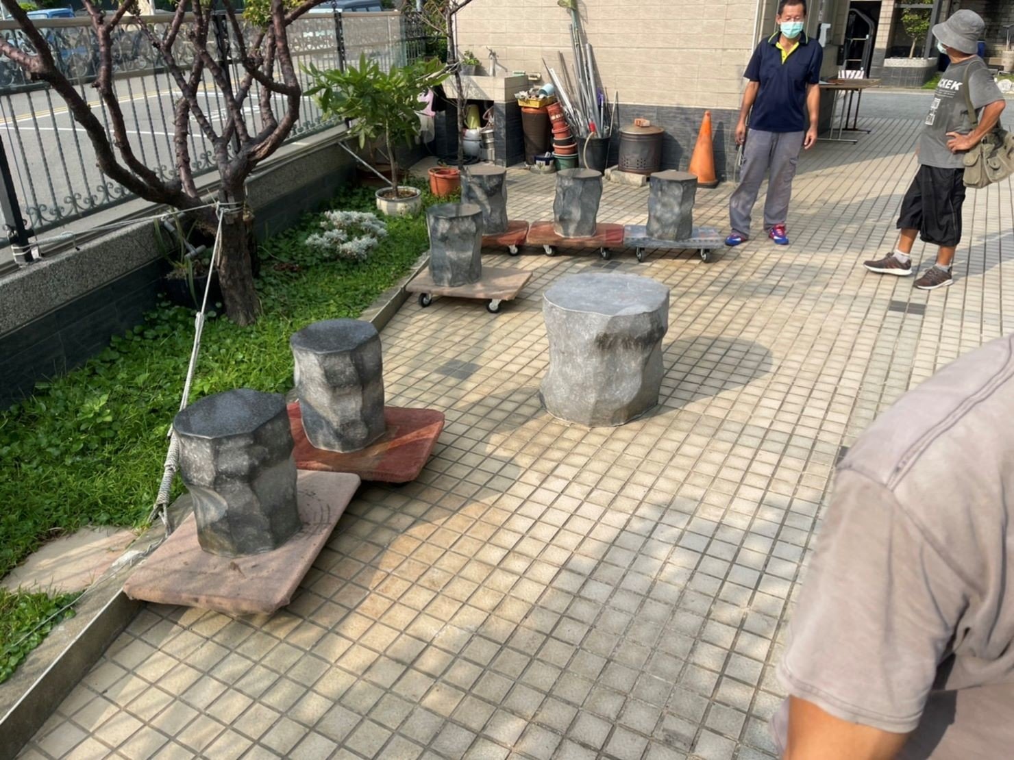 特殊搬運、搬重物【榮福搬家公司】石墩搬運、搬石頭桌椅、造景石頭搬運、大理石桌椅、岩石戶外桌椅、天然石頭庭園桌椅、石頭雕刻物、玉石雕刻擺件、吊掛搬運、特殊重物搬運、專搬重物、搬重物技巧、新北搬家公司推薦、搬家車、搬家公司、基隆搬家、南港搬家、桃園搬家公司推薦、台北搬家公司推薦:大台北搬家,精緻包裝搬運「細膩包裝、專業搬運、用心服務、以客為尊」是榮福搬家公司的宗旨與精神。歡迎立即來電02-2651-2727專人服務。 特殊搬運、搬重物【榮福搬家公司】石墩搬運、搬石頭桌椅、造景石頭搬運、大理石桌椅、岩石戶外桌椅、天然石頭庭園桌椅、石頭雕刻物、玉石雕刻擺件、吊掛搬運、特殊重物搬運、專搬重物、搬重物技巧、新北搬家公司推薦、搬家車、搬家公司、基隆搬家、南港搬家、桃園搬家公司推薦、台北搬家公司推薦:大台北搬家,精緻包裝搬運「細膩包裝、專業搬運、用心服務、以客為尊」是榮福搬家公司的宗旨與精神。歡迎立即來電02-2651-2727專人服務。