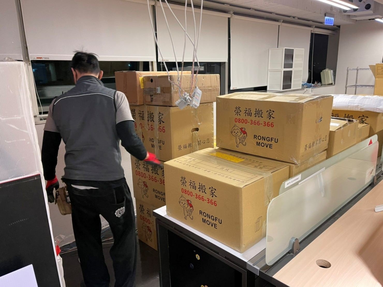 搬家公司推薦、台北搬家推薦【榮福搬家公司】南港搬家、桃園搬家公司推薦、新北搬家公司推薦、企業搬運服務、搬公司行號、廠房遷移、屏風拆裝、公司行號搬遷、政府機關搬遷、百貨專櫃遷移、學校單位搬遷、雜貨店搬遷、精緻包裝、家庭搬家、搬鋼琴、搬工、搬家公司紙箱、黃色膠帶、搬家估價、基隆搬家、家具拆裝、搬家具,針對顧客都秉持以用心實在專業搬家技巧,搬家實在用心值得您的信賴與選擇。歡迎來電咨詢02-2651-2727,榮福搬家有專員立即為您服務。 搬家公司推薦、台北搬家推薦【榮福搬家公司】南港搬家、桃園搬家公司推薦、新北搬家公司推薦、企業搬運服務、搬公司行號、廠房遷移、屏風拆裝、公司行號搬遷、政府機關搬遷、百貨專櫃遷移、學校單位搬遷、雜貨店搬遷、精緻包裝、家庭搬家、搬鋼琴、搬工、搬家公司紙箱、黃色膠帶、搬家估價、基隆搬家、家具拆裝、搬家具,針對顧客都秉持以用心實在專業搬家技巧,搬家實在用心值得您的信賴與選擇。歡迎來電咨詢02-2651-2727,榮福搬家有專員立即為您服務。