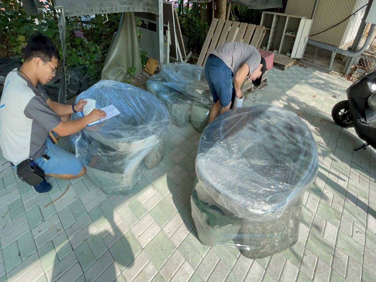 搬庭園造景設計景觀石桌椅【榮福搬家公司】石墩搬運、搬石桌椅、搬石頭桌椅、搬重物藝術品、搬家首選、吊掛搬運、吊家具搬運、特殊重物搬運、專搬重物、新北搬家推薦、搬家公司、基隆搬家、南港搬家、桃園搬家、板橋搬家、桃園搬家公司、台北搬家公司推薦、大台北搬家,各項搬家、搬運「細膩包裝、專業搬家及搬運、用心服務、以客為尊」是榮福搬家公司的宗旨與精神。歡迎立即來電02-2651-2727專人服務。 搬庭園造景設計景觀石桌椅【榮福搬家公司】石墩搬運、搬石桌椅、搬石頭桌椅、搬重物藝術品、搬家首選、吊掛搬運、吊家具搬運、特殊重物搬運、專搬重物、新北搬家推薦、搬家公司、基隆搬家、南港搬家、桃園搬家、板橋搬家、桃園搬家公司、台北搬家公司推薦、大台北搬家,各項搬家、搬運「細膩包裝、專業搬家及搬運、用心服務、以客為尊」是榮福搬家公司的宗旨與精神。歡迎立即來電02-2651-2727專人服務。