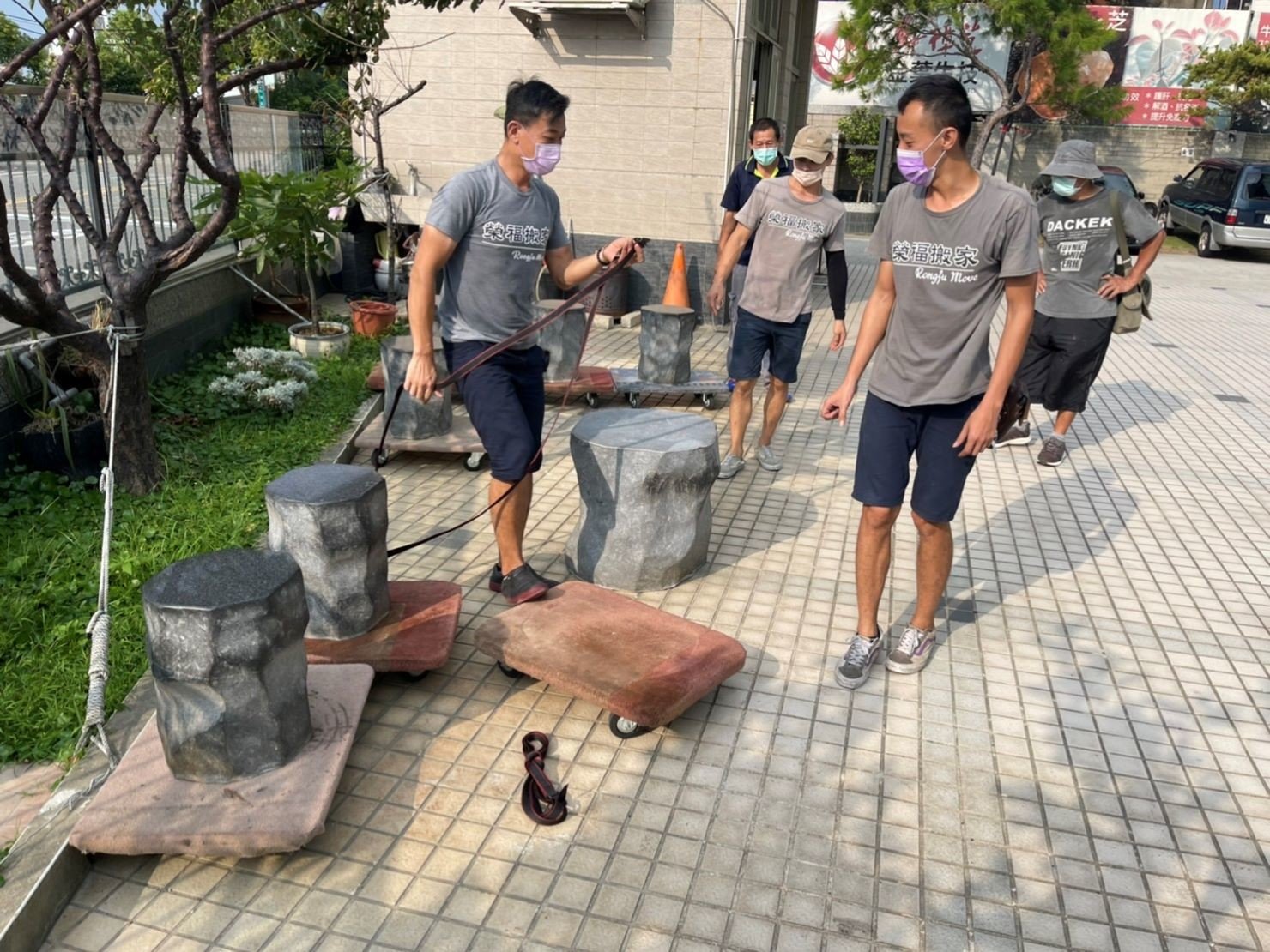 特殊搬運、搬重物【榮福搬家公司】石墩搬運、搬石頭桌椅、造景石頭搬運、大理石桌椅、岩石戶外桌椅、天然石頭庭園桌椅、石頭雕刻物、玉石雕刻擺件、吊掛搬運、特殊重物搬運、專搬重物、搬重物技巧、新北搬家公司推薦、搬家車、搬家公司、基隆搬家、南港搬家、桃園搬家公司推薦、台北搬家公司推薦:大台北搬家,精緻包裝搬運「細膩包裝、專業搬運、用心服務、以客為尊」是榮福搬家公司的宗旨與精神。歡迎立即來電02-2651-2727專人服務。 特殊搬運、搬重物【榮福搬家公司】石墩搬運、搬石頭桌椅、造景石頭搬運、大理石桌椅、岩石戶外桌椅、天然石頭庭園桌椅、石頭雕刻物、玉石雕刻擺件、吊掛搬運、特殊重物搬運、專搬重物、搬重物技巧、新北搬家公司推薦、搬家車、搬家公司、基隆搬家、南港搬家、桃園搬家公司推薦、台北搬家公司推薦:大台北搬家,精緻包裝搬運「細膩包裝、專業搬運、用心服務、以客為尊」是榮福搬家公司的宗旨與精神。歡迎立即來電02-2651-2727專人服務。
