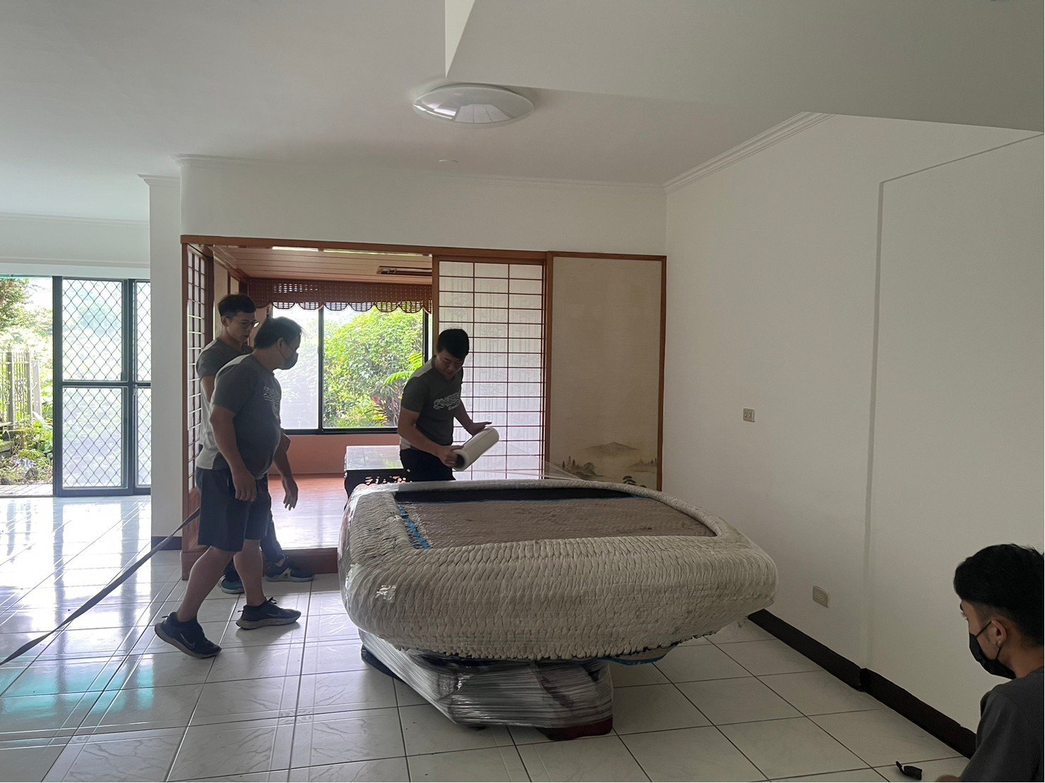 特殊搬運、搬重物【榮福搬家公司】單一家具搬運、原木桌、原木樹根茶桌、原木泡茶桌、實木桌、實木泡茶桌、專業搬運、進口原木餐桌、500公斤原木桌搬運、跨縣市搬家、搬工計時、人力搬運、搬家首選、吊掛搬運、特殊重物搬運、專搬重物、搬重物技巧、新北搬家公司推薦、搬家車、搬家公司、基隆搬家、南港搬家、桃園搬家公司推薦、台北搬家公司推薦:大台北搬家,精緻包裝搬運「細膩包裝、專業搬運、用心服務、以客為尊」是榮福搬家公司的宗旨與精神。歡迎立即來電02-2651-2727專人服務。 特殊搬運、搬重物【榮福搬家公司】單一家具搬運、原木桌、原木樹根茶桌、原木泡茶桌、實木桌、實木泡茶桌、專業搬運、進口原木餐桌、500公斤原木桌搬運、跨縣市搬家、搬工計時、人力搬運、搬家首選、吊掛搬運、特殊重物搬運、專搬重物、搬重物技巧、新北搬家公司推薦、搬家車、搬家公司、基隆搬家、南港搬家、桃園搬家公司推薦、台北搬家公司推薦:大台北搬家,精緻包裝搬運「細膩包裝、專業搬運、用心服務、以客為尊」是榮福搬家公司的宗旨與精神。歡迎立即來電02-2651-2727專人服務。