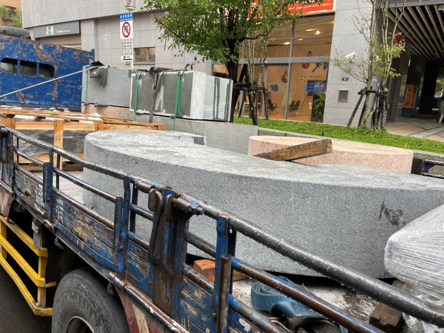 重物搬運/南港搬家【榮福搬家公司】搬洗衣機、搬披薩窯、精搬金庫、搬保險櫃、精搬魚缸、跨縣搬家、搬工派遣、搬床墊、搬冰箱、搬家具、搬家首選、吊掛搬運、吊家具搬運、台北搬家公司推薦:大台北搬家、新北搬家推薦,精緻包裝搬運「細膩包裝、專業搬運、用心服務、以客為尊」是榮福搬家公司的宗旨與精神。歡迎立即來電02-2651-2727專人服務。 重物搬運/南港搬家【榮福搬家公司】搬洗衣機、搬披薩窯、精搬金庫、搬保險櫃、精搬魚缸、跨縣搬家、搬工派遣、搬床墊、搬冰箱、搬家具、搬家首選、吊掛搬運、吊家具搬運、台北搬家公司推薦:大台北搬家、新北搬家推薦,精緻包裝搬運「細膩包裝、專業搬運、用心服務、以客為尊」是榮福搬家公司的宗旨與精神。歡迎立即來電02-2651-2727專人服務。