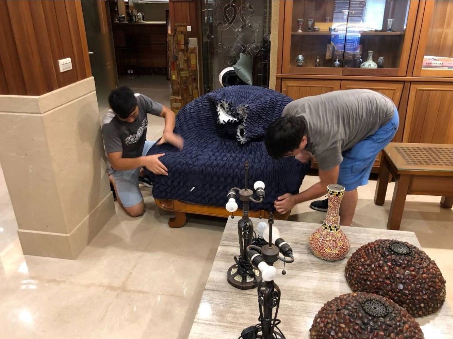 台北搬家【榮福搬家】值得您來選擇:師傅將日式布套完整包覆沙發椅 台北搬家【榮福搬家】值得您來選擇:師傅將日式布套完整包覆沙發椅