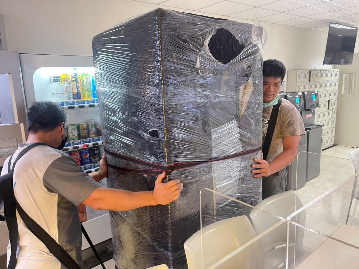 台北單搬重物∣南港單搬重物∣新北單搬重物∣雙北單搬重物∣汐止單搬重物∣五股單搬重物∣中永和單搬重物∣板橋單搬重物∣桃園單搬重物推薦【榮福搬家】屬專業搬家細膩運唯一首選，累積20年各式各樣特殊重物的搬運經驗，專業敏捷快速完成您的各項搬運任務。榮福搬家具備精緻包裝搬運「細膩包裝、專業搬運、用心服務、以客為尊」是榮福搬家公司的宗旨與精神。歡迎立即來電02-2651-2727專人服務。