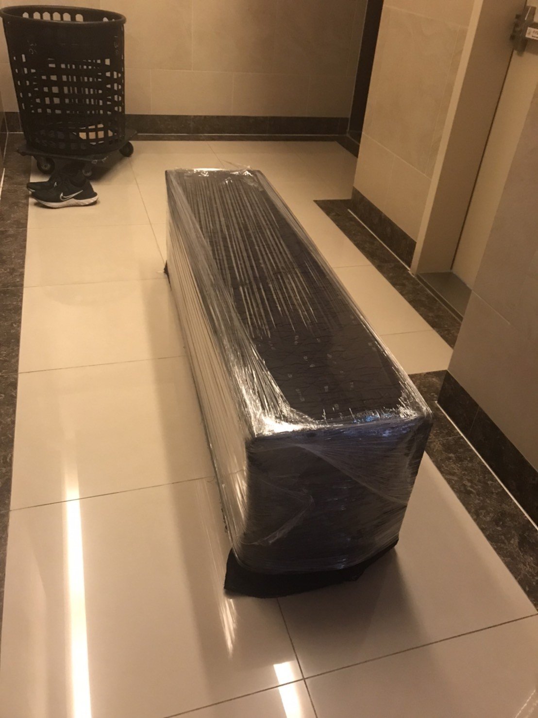 搬家具、基隆搬家、搬家電、床墊搬運、搬衣櫃、搬大型家具、搬公司行號、家庭搬家、搬鋼琴、搬工計時、人工搬運、搬運、搬家紙箱,針對顧客都秉持以用心實在專業搬家技巧,搬家實在用心值得您的信賴與選擇。【榮福搬家公司】搬家首選、搬家公司推薦:優質搬家,包裝搬運「細膩包裝、專業搬運、用心服務、以客為尊」是榮福搬家公司的宗旨與精神。歡迎立即來電02-2651-2727專人服務。系統式家具拆裝找專業的榮福搬家就對了。 搬家具、基隆搬家、搬家電、床墊搬運、搬衣櫃、搬大型家具、搬公司行號、家庭搬家、搬鋼琴、搬工計時、人工搬運、搬運、搬家紙箱,針對顧客都秉持以用心實在專業搬家技巧,搬家實在用心值得您的信賴與選擇。【榮福搬家公司】搬家首選、搬家公司推薦:優質搬家,包裝搬運「細膩包裝、專業搬運、用心服務、以客為尊」是榮福搬家公司的宗旨與精神。歡迎立即來電02-2651-2727專人服務。系統式家具拆裝找專業的榮福搬家就對了。