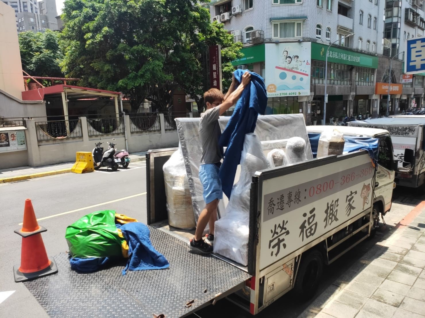 精緻包裝、精緻搬家【榮福搬家公司】搬玉石、搬佛像、藝術品搬運、搬木雕神像、搬神明桌、大型雕像搬運、搬石雕玉器、搬水晶洞、搬石頭桌椅、特殊重物搬運、專搬重物、南港搬家、桃園搬家公司推薦、台北搬家公司推薦、搬家公司推薦、新北搬家公司推薦、搬家具、冰箱搬運、基隆搬家、搬大型家電、床墊搬運、公司行號搬遷、家庭搬家、搬家首選、跨縣市搬家、吊車吊掛搬運、搬鋼琴、搬工計時、搬工服務、人力搬運、搬運、搬家包裝材料、搬家紙箱,針對顧客都秉持以用心實在專業搬家技巧,搬家實在用心值得您的信賴與選擇。歡迎來電咨詢02-2651-2727,榮福搬家有專員立即為您服務。 精緻包裝、精緻搬家【榮福搬家公司】搬玉石、搬佛像、藝術品搬運、搬木雕神像、搬神明桌、大型雕像搬運、搬石雕玉器、搬水晶洞、搬石頭桌椅、特殊重物搬運、專搬重物、南港搬家、桃園搬家公司推薦、台北搬家公司推薦、搬家公司推薦、新北搬家公司推薦、搬家具、冰箱搬運、基隆搬家、搬大型家電、床墊搬運、公司行號搬遷、家庭搬家、搬家首選、跨縣市搬家、吊車吊掛搬運、搬鋼琴、搬工計時、搬工服務、人力搬運、搬運、搬家包裝材料、搬家紙箱,針對顧客都秉持以用心實在專業搬家技巧,搬家實在用心值得您的信賴與選擇。歡迎來電咨詢02-2651-2727,榮福搬家有專員立即為您服務。