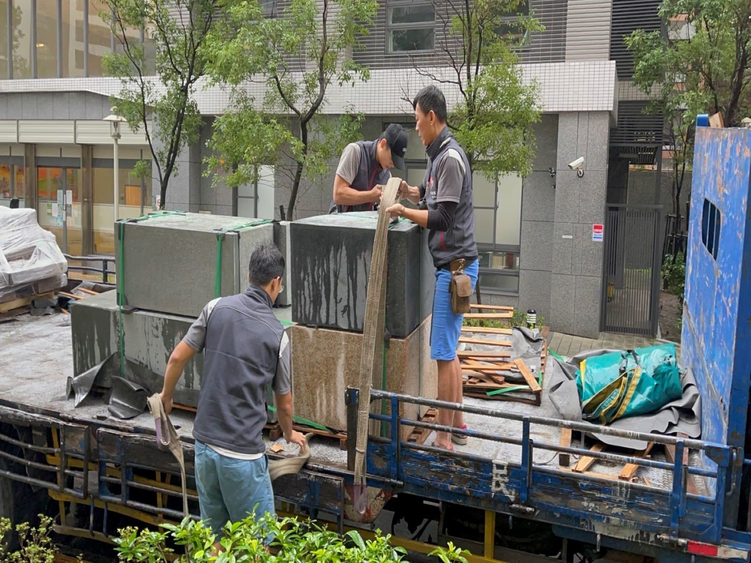 重物搬運/南港搬家【榮福搬家公司】搬洗衣機、搬披薩窯、精搬金庫、搬保險櫃、精搬魚缸、跨縣搬家、搬工派遣、搬床墊、搬冰箱、搬家具、搬家首選、吊掛搬運、吊家具搬運、台北搬家公司推薦:大台北搬家、新北搬家推薦,精緻包裝搬運「細膩包裝、專業搬運、用心服務、以客為尊」是榮福搬家公司的宗旨與精神。歡迎立即來電02-2651-2727專人服務。 重物搬運/南港搬家【榮福搬家公司】搬洗衣機、搬披薩窯、精搬金庫、搬保險櫃、精搬魚缸、跨縣搬家、搬工派遣、搬床墊、搬冰箱、搬家具、搬家首選、吊掛搬運、吊家具搬運、台北搬家公司推薦:大台北搬家、新北搬家推薦,精緻包裝搬運「細膩包裝、專業搬運、用心服務、以客為尊」是榮福搬家公司的宗旨與精神。歡迎立即來電02-2651-2727專人服務。