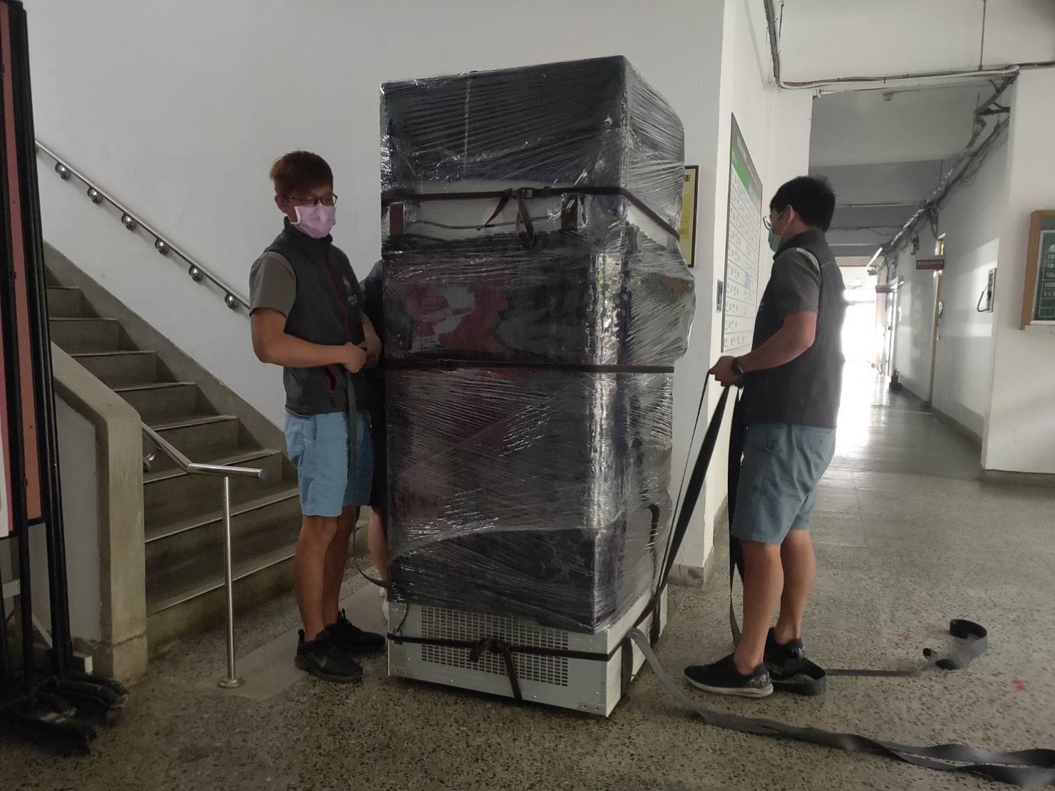 專搬重物、重物搬運、冰箱搬運【榮福搬家公司】搬洗衣機、搬披薩窯、精搬金庫、搬保險櫃、精搬魚缸、跨縣搬家、搬工派遣、搬床墊、搬冰箱、搬家具、搬家首選、公司行號搬遷、政府機關搬遷、學校單位搬遷、企業搬運、吊掛搬運、吊家具搬運、南港搬家、新北搬家公司推薦、基隆搬家、桃園搬家公司、台北搬家公司推薦:大台北搬家,精緻包裝搬運「細膩包裝、專業搬運、用心服務、以客為尊」是榮福搬家公司的宗旨與精神。歡迎立即來電02-2651-2727專人服務。 專搬重物、重物搬運、冰箱搬運【榮福搬家公司】搬洗衣機、搬披薩窯、精搬金庫、搬保險櫃、精搬魚缸、跨縣搬家、搬工派遣、搬床墊、搬冰箱、搬家具、搬家首選、公司行號搬遷、政府機關搬遷、學校單位搬遷、企業搬運、吊掛搬運、吊家具搬運、南港搬家、新北搬家公司推薦、基隆搬家、桃園搬家公司、台北搬家公司推薦:大台北搬家,精緻包裝搬運「細膩包裝、專業搬運、用心服務、以客為尊」是榮福搬家公司的宗旨與精神。歡迎立即來電02-2651-2727專人服務。