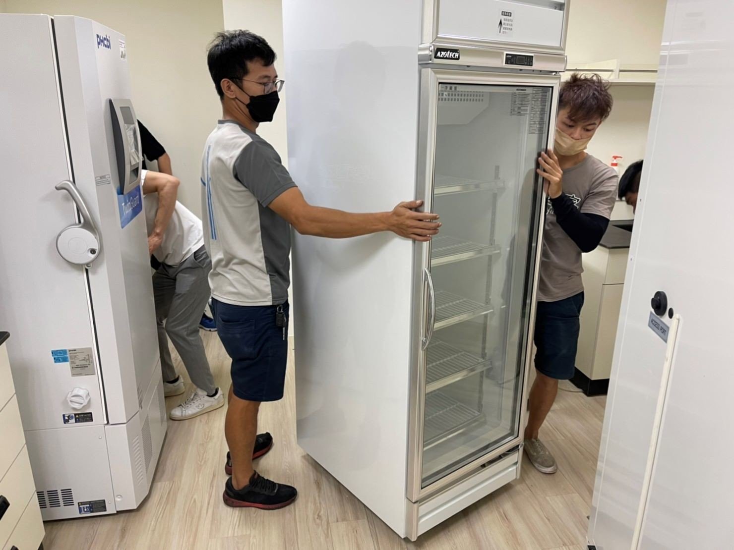特殊重物搬運、專搬重物、特殊搬運、搬生醫設備【榮福搬家公司】跨縣市搬家、搬工計時、人工搬運、搬直立式冷凍櫃、搬超低溫冰箱、負86度超低溫冰箱搬運、營業用冰箱搬運、搬機械設備、各式機台搬運、精密儀器、臥室工作檯冰箱、實驗室設備、廚房大型設備搬運、搬營業用製冰機、廠房遷移、店面搬遷,實驗室搬遷、搬家首選、吊車吊掛搬運、吊家具搬運、台北搬家公司推薦:大台北搬家,精緻包裝搬運「細膩包裝、專業搬運、用心服務、以客為尊」是榮福搬家公司的宗旨與精神。歡迎立即來電02-2651-2727專人服務。 特殊重物搬運、專搬重物、特殊搬運、搬生醫設備【榮福搬家公司】跨縣市搬家、搬工計時、人工搬運、搬直立式冷凍櫃、搬超低溫冰箱、負86度超低溫冰箱搬運、營業用冰箱搬運、搬機械設備、各式機台搬運、精密儀器、臥室工作檯冰箱、實驗室設備、廚房大型設備搬運、搬營業用製冰機、廠房遷移、店面搬遷,實驗室搬遷、搬家首選、吊車吊掛搬運、吊家具搬運、台北搬家公司推薦:大台北搬家,精緻包裝搬運「細膩包裝、專業搬運、用心服務、以客為尊」是榮福搬家公司的宗旨與精神。歡迎立即來電02-2651-2727專人服務。