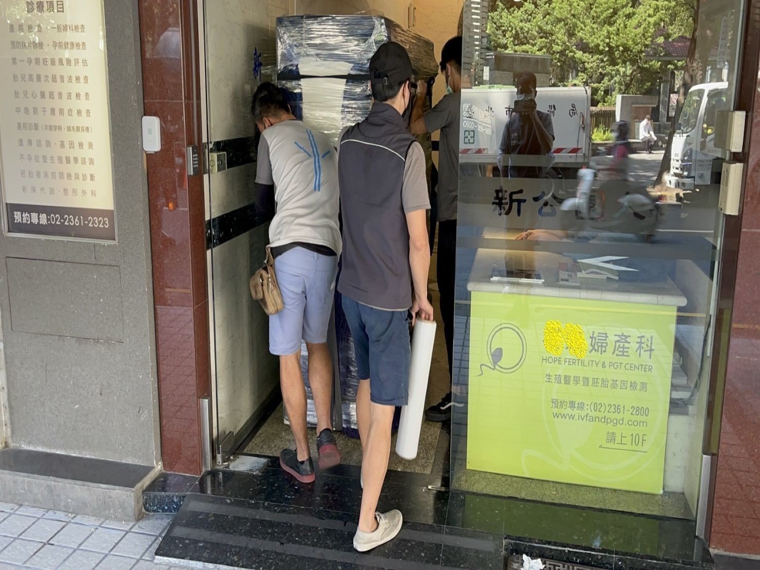 搬重物、重物搬運【榮福搬家公司】石墩搬運、搬石椅、搬石頭桌、搬洗衣機、搬披薩窯、精搬金庫、搬保險櫃、精搬魚缸、精搬鋼琴、跨縣搬家、搬工派遣、搬運、床墊搬運、冰箱搬運、搬營業用冰箱、鋼琴搬運、超低溫冷凍櫃搬運、滾筒洗衣機搬運、搬醫療床、搬電動床、搬家具、搬家首選、吊掛搬運、吊家具搬運、特殊重物搬運、專搬重物、重物搬運器、單一重物搬運、新北搬家推薦、搬家公司、基隆搬家、南港搬家、桃園搬家公司、台北搬家公司推薦:大台北搬家,精緻包裝搬運「細膩包裝、專業搬運、用心服務、以客為尊」是榮福搬家公司的宗旨與精神。歡迎立即來電02-2651-2727專人服務。 搬重物、重物搬運【榮福搬家公司】石墩搬運、搬石椅、搬石頭桌、搬洗衣機、搬披薩窯、精搬金庫、搬保險櫃、精搬魚缸、精搬鋼琴、跨縣搬家、搬工派遣、搬運、床墊搬運、冰箱搬運、搬營業用冰箱、鋼琴搬運、超低溫冷凍櫃搬運、滾筒洗衣機搬運、搬醫療床、搬電動床、搬家具、搬家首選、吊掛搬運、吊家具搬運、特殊重物搬運、專搬重物、重物搬運器、單一重物搬運、新北搬家推薦、搬家公司、基隆搬家、南港搬家、桃園搬家公司、台北搬家公司推薦:大台北搬家,精緻包裝搬運「細膩包裝、專業搬運、用心服務、以客為尊」是榮福搬家公司的宗旨與精神。歡迎立即來電02-2651-2727專人服務。