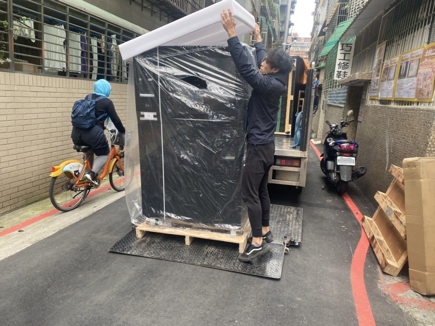 販賣機搬運、搬重物【榮福搬家公司】搬醫療床、搬電動床、大型廚房設備搬運、搬披薩窯、搬大型運動器材、搬精密儀器、石墩搬運、搬石頭桌椅、搬洗衣機、搬披薩窯、精搬金庫、搬保險櫃、精搬魚缸、精搬鋼琴、跨縣市搬家、搬工計時、人力搬運、搬運、床墊搬運、搬營業用冰箱、搬家具、搬家首選、吊掛搬運、吊家具搬運、特殊重物搬運、專搬重物、新北搬家公司推薦、搬家公司、基隆搬家、南港搬家、桃園搬家公司、台北搬家公司推薦:大台北搬家,精緻包裝搬運「細膩包裝、專業搬運、用心服務、以客為尊」是榮福搬家公司的宗旨與精神。歡迎立即來電02-2651-2727專人服務。 販賣機搬運、搬重物【榮福搬家公司】搬醫療床、搬電動床、大型廚房設備搬運、搬披薩窯、搬大型運動器材、搬精密儀器、石墩搬運、搬石頭桌椅、搬洗衣機、搬披薩窯、精搬金庫、搬保險櫃、精搬魚缸、精搬鋼琴、跨縣市搬家、搬工計時、人力搬運、搬運、床墊搬運、搬營業用冰箱、搬家具、搬家首選、吊掛搬運、吊家具搬運、特殊重物搬運、專搬重物、新北搬家公司推薦、搬家公司、基隆搬家、南港搬家、桃園搬家公司、台北搬家公司推薦:大台北搬家,精緻包裝搬運「細膩包裝、專業搬運、用心服務、以客為尊」是榮福搬家公司的宗旨與精神。歡迎立即來電02-2651-2727專人服務。