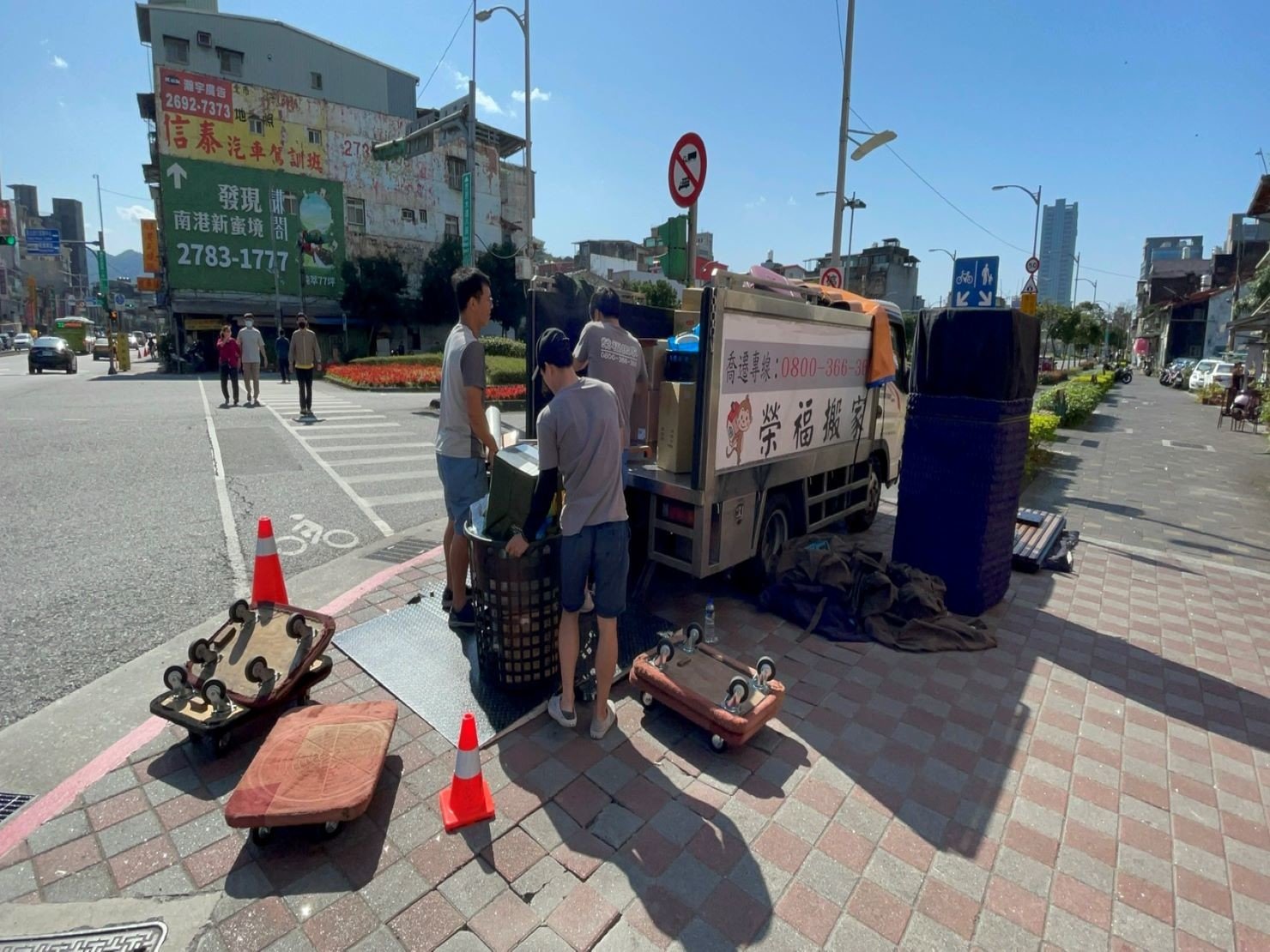 搬家公司推薦、新北搬家推薦【榮福搬家公司】南港搬家、桃園搬家公司推薦、台北搬家公司推薦、大型家具搬運、冰箱搬運、基隆搬家、搬家電、床墊搬運、神明桌搬運、搬公司行號、家庭搬家、搬鋼琴、搬工、搬運、搬家紙箱、跨縣市搬家、搬家車、搬家估價、搬家首選、搬家達人,針對顧客都秉持以用心實在專業搬家技巧,搬家實在用心值得您的信賴與選擇。優質搬家,包裝搬運「細膩包裝、專業搬運、用心服務、以客為尊」是榮福搬家公司的宗旨與精神。歡迎立即來電02-2651-2727專人服務。系統式家具拆裝找專業的榮福搬家就對了。 搬家公司推薦、新北搬家推薦【榮福搬家公司】南港搬家、桃園搬家公司推薦、台北搬家公司推薦、大型家具搬運、冰箱搬運、基隆搬家、搬家電、床墊搬運、神明桌搬運、搬公司行號、家庭搬家、搬鋼琴、搬工、搬運、搬家紙箱、跨縣市搬家、搬家車、搬家估價、搬家首選、搬家達人,針對顧客都秉持以用心實在專業搬家技巧,搬家實在用心值得您的信賴與選擇。優質搬家,包裝搬運「細膩包裝、專業搬運、用心服務、以客為尊」是榮福搬家公司的宗旨與精神。歡迎立即來電02-2651-2727專人服務。系統式家具拆裝找專業的榮福搬家就對了。