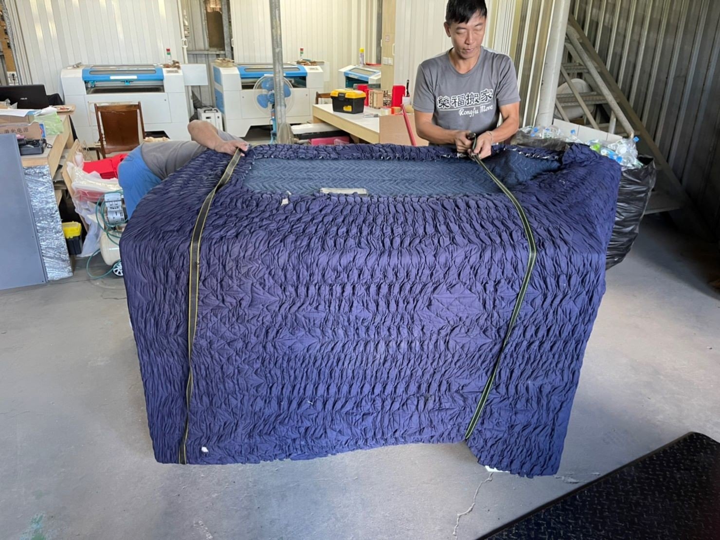 搬家公司推薦【榮福搬家】搬機械、搬機器、搬機台、搬遷好品質值得您的信賴與選擇:【特殊重物搬運】搬雷射雕刻切割機-榮福搬家重物組師傅專搬重物,細膩的包裝手法、專業的搬運技巧,給予顧客的搬運務最大的保障、也讓顧客安心託付。 搬家公司推薦【榮福搬家】搬機械、搬機器、搬機台、搬遷好品質值得您的信賴與選擇:【特殊重物搬運】搬雷射雕刻切割機-榮福搬家重物組師傅專搬重物,細膩的包裝手法、專業的搬運技巧,給予顧客的搬運務最大的保障、也讓顧客安心託付。