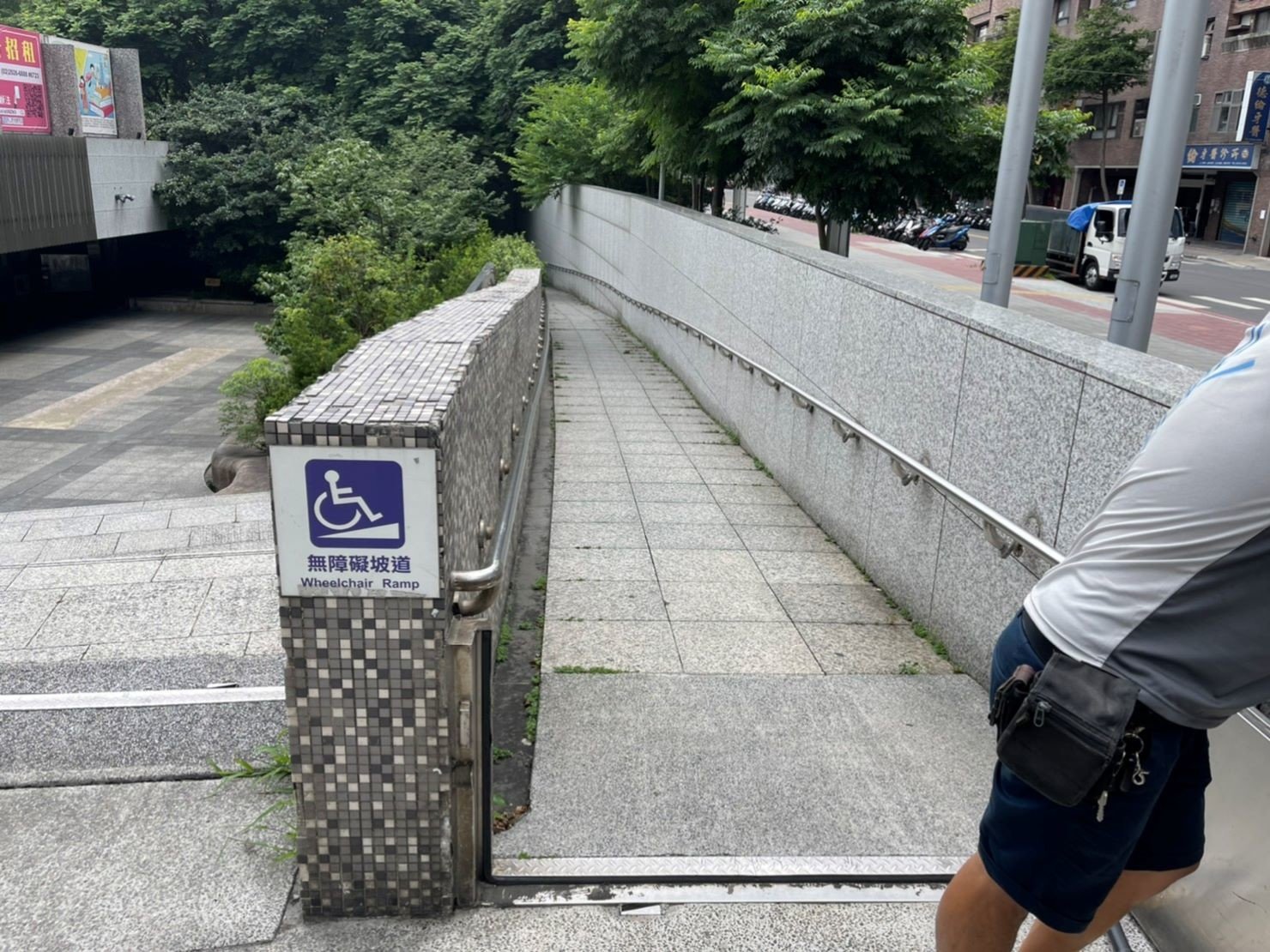 店面搬遷、搬家公司推薦、台北搬家推薦【榮福搬家公司】搬生財器具、搬冷凍櫃、搬冷藏冰箱、大型爐台搬運、搬窯烤爐、搬營業用蒸烤箱、南港搬家、桃園搬家公司推薦、新北搬家公司推薦、百貨公司進撤櫃、專櫃進撤櫃、企業搬運服務、搬公司行號、廠房遷移、搬精密儀器、公司行號搬遷、政府機關搬遷、百貨專櫃遷移、學校單位搬遷、大型設備搬遷、搬大型廚房設備、中央廚房搬遷、搬營業用冰箱、搬營業用製冰機、三層營業用烤箱搬運、搬工作檯冰箱、搬工計時、搬工服務、人力搬運,針對顧客都秉持以用心實在專業搬家技巧,搬家實在用心值得您的信賴與選擇。歡迎來電咨詢02-2651-2727,榮福搬家有專員立即為您服務。 店面搬遷、搬家公司推薦、台北搬家推薦【榮福搬家公司】搬生財器具、搬冷凍櫃、搬冷藏冰箱、大型爐台搬運、搬窯烤爐、搬營業用蒸烤箱、南港搬家、桃園搬家公司推薦、新北搬家公司推薦、百貨公司進撤櫃、專櫃進撤櫃、企業搬運服務、搬公司行號、廠房遷移、搬精密儀器、公司行號搬遷、政府機關搬遷、百貨專櫃遷移、學校單位搬遷、大型設備搬遷、搬大型廚房設備、中央廚房搬遷、搬營業用冰箱、搬營業用製冰機、三層營業用烤箱搬運、搬工作檯冰箱、搬工計時、搬工服務、人力搬運,針對顧客都秉持以用心實在專業搬家技巧,搬家實在用心值得您的信賴與選擇。歡迎來電咨詢02-2651-2727,榮福搬家有專員立即為您服務。