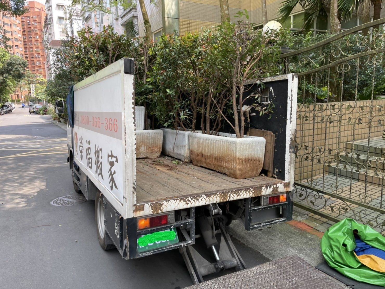 盆栽搬運、搬重物【榮福搬家公司】石墩搬運、搬石頭桌椅、搬洗衣機、搬醫療床、搬神明桌、精搬金庫、搬保險櫃、精搬魚缸、精搬鋼琴、家庭搬家、跨縣市搬家、搬工計時、人力搬運、搬運、搬床墊、冰箱搬運、搬家具、搬家首選、吊掛搬運、吊家具搬運、特殊重物搬運、專搬重物、搬重物技巧、新北搬家公司推薦、搬家車、搬家公司、基隆搬家、南港搬家、桃園搬家公司推薦、台北搬家公司推薦:大台北搬家,精緻包裝搬運「細膩包裝、專業搬運、用心服務、以客為尊」是榮福搬家公司的宗旨與精神。歡迎立即來電02-2651-2727專人服務。 盆栽搬運、搬重物【榮福搬家公司】石墩搬運、搬石頭桌椅、搬洗衣機、搬醫療床、搬神明桌、精搬金庫、搬保險櫃、精搬魚缸、精搬鋼琴、家庭搬家、跨縣市搬家、搬工計時、人力搬運、搬運、搬床墊、冰箱搬運、搬家具、搬家首選、吊掛搬運、吊家具搬運、特殊重物搬運、專搬重物、搬重物技巧、新北搬家公司推薦、搬家車、搬家公司、基隆搬家、南港搬家、桃園搬家公司推薦、台北搬家公司推薦:大台北搬家,精緻包裝搬運「細膩包裝、專業搬運、用心服務、以客為尊」是榮福搬家公司的宗旨與精神。歡迎立即來電02-2651-2727專人服務。