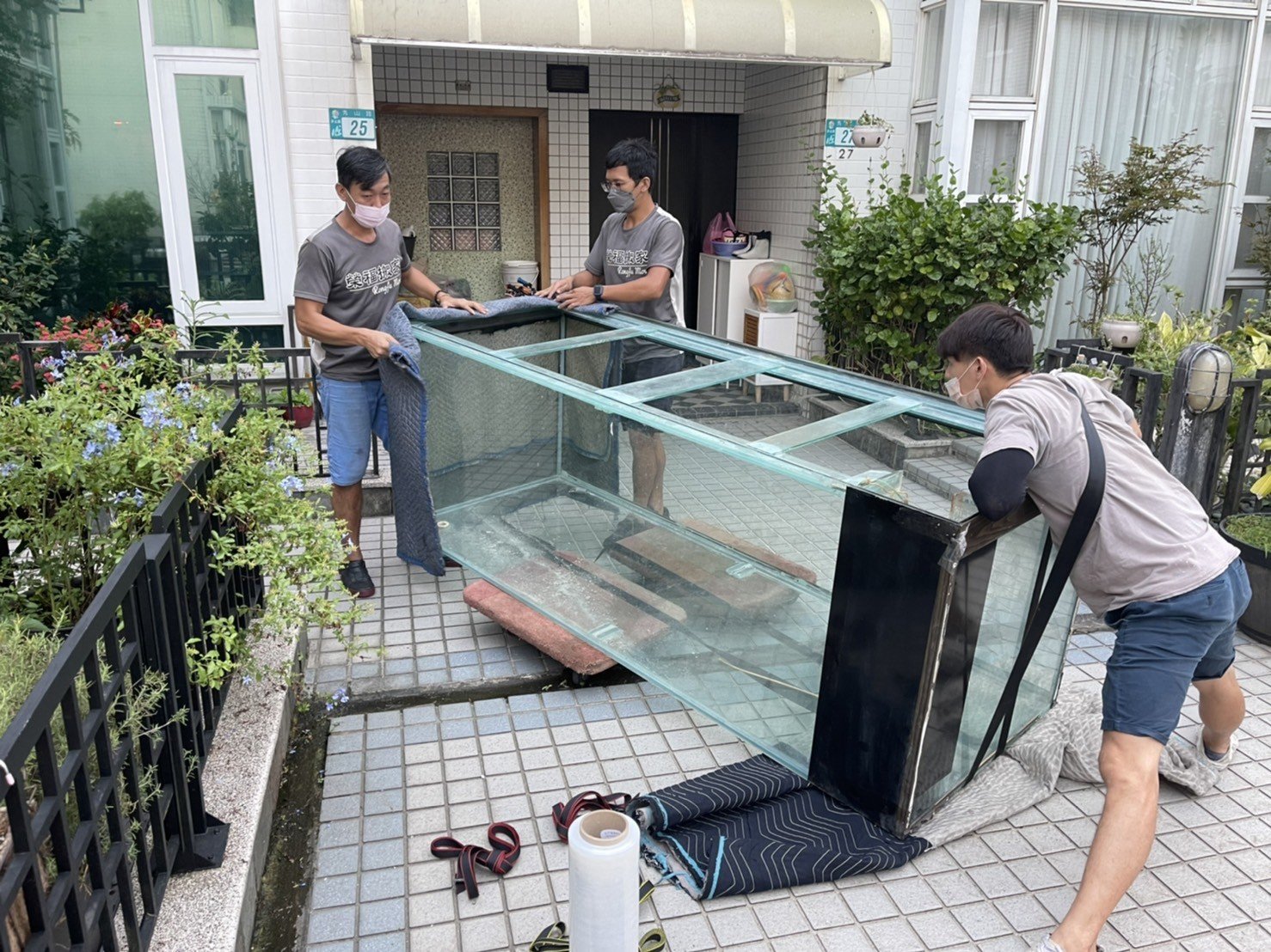 特殊搬運、搬重物【榮福搬家公司】8尺玻璃魚缸、搬單一玻璃魚缸、水族魚缸、精搬魚缸、展示魚缸、風水魚缸、搬魚缸、家庭搬家、跨縣市搬家、搬工計時、人力搬運、、搬家首選、特殊重物搬運、專搬重物、搬重物技巧、新北搬家公司推薦、搬家車、搬家公司、基隆搬家、南港搬家、桃園搬家公司推薦、台北搬家公司推薦:大台北搬家,精緻包裝搬運「細膩包裝、專業搬運、用心服務、以客為尊」是榮福搬家公司的宗旨與精神。歡迎立即來電02-2651-2727專人服務。 特殊搬運、搬重物【榮福搬家公司】8尺玻璃魚缸、搬單一玻璃魚缸、水族魚缸、精搬魚缸、展示魚缸、風水魚缸、搬魚缸、家庭搬家、跨縣市搬家、搬工計時、人力搬運、、搬家首選、特殊重物搬運、專搬重物、搬重物技巧、新北搬家公司推薦、搬家車、搬家公司、基隆搬家、南港搬家、桃園搬家公司推薦、台北搬家公司推薦:大台北搬家,精緻包裝搬運「細膩包裝、專業搬運、用心服務、以客為尊」是榮福搬家公司的宗旨與精神。歡迎立即來電02-2651-2727專人服務。