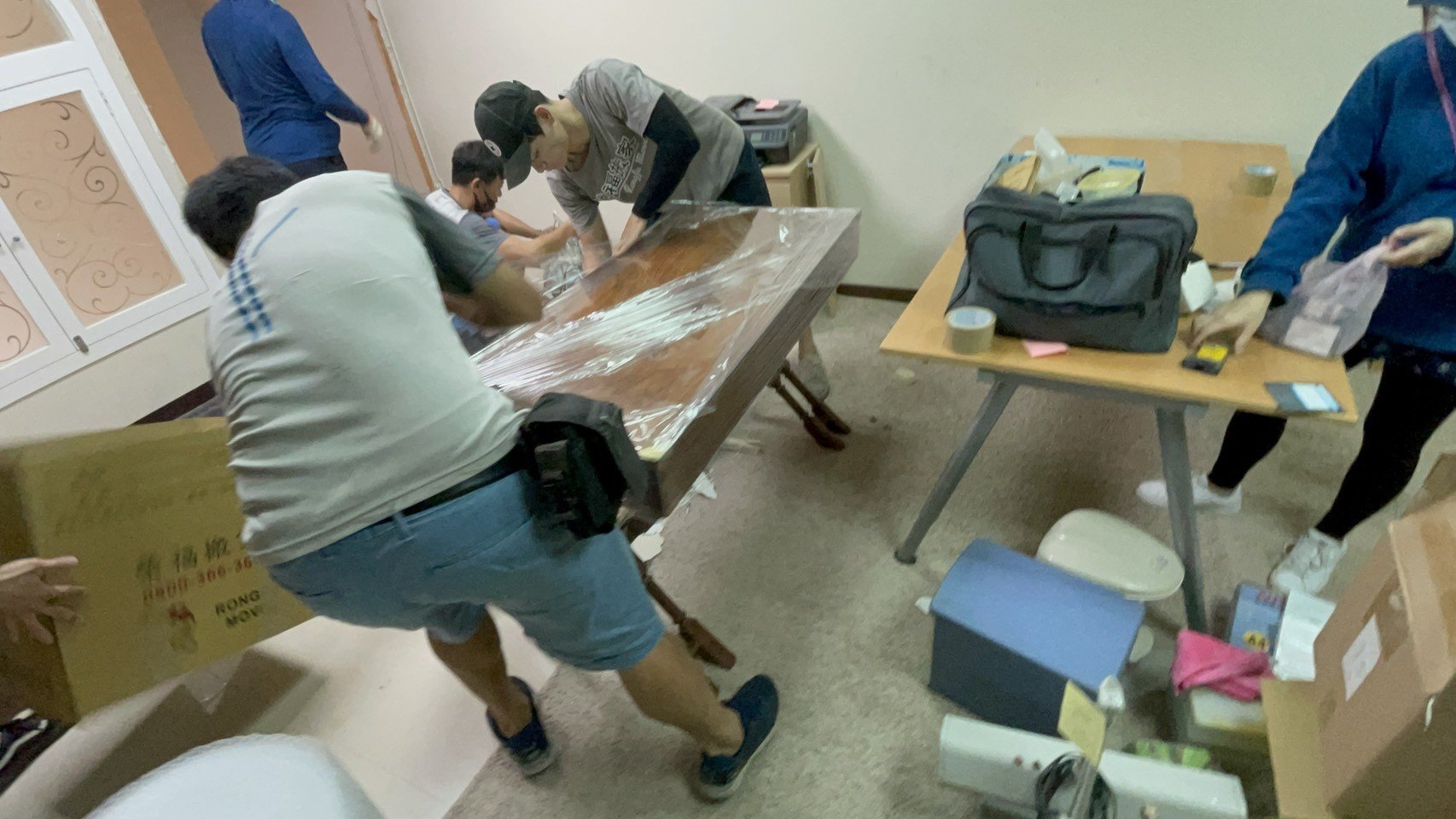 專搬重物、搬家公司推薦、新北搬家公司推薦【榮福搬家公司】基隆搬家、南港搬家、桃園搬家公司推薦、家庭搬家、精緻搬家、精緻包裝、打包裝箱、跨縣市搬家、搬工計時、人工搬運、床墊搬運、冰箱搬運、搬家具、搬家首選、吊掛搬運、吊家具搬運、搬家紙箱、氣泡捲、膠膜、黃色透明膠帶、大型家具搬運、搬木製家具、搬大理石桌、台北搬家公司推薦:大台北搬家,精緻包裝搬運「細膩包裝、專業搬運、用心服務、以客為尊」是榮福搬家公司的宗旨與精神。歡迎立即來電02-2651-2727專人服務。 專搬重物、搬家公司推薦、新北搬家公司推薦【榮福搬家公司】基隆搬家、南港搬家、桃園搬家公司推薦、家庭搬家、精緻搬家、精緻包裝、打包裝箱、跨縣市搬家、搬工計時、人工搬運、床墊搬運、冰箱搬運、搬家具、搬家首選、吊掛搬運、吊家具搬運、搬家紙箱、氣泡捲、膠膜、黃色透明膠帶、大型家具搬運、搬木製家具、搬大理石桌、台北搬家公司推薦:大台北搬家,精緻包裝搬運「細膩包裝、專業搬運、用心服務、以客為尊」是榮福搬家公司的宗旨與精神。歡迎立即來電02-2651-2727專人服務。