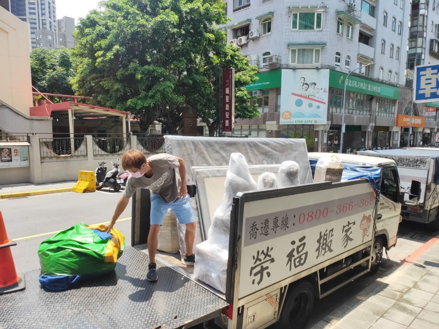精緻包裝、精緻搬家【榮福搬家公司】搬玉石、搬佛像、藝術品搬運、搬木雕神像、搬神明桌、大型雕像搬運、搬石雕玉器、搬水晶洞、搬石頭桌椅、特殊重物搬運、專搬重物、南港搬家、桃園搬家公司推薦、台北搬家公司推薦、搬家公司推薦、新北搬家公司推薦、搬家具、冰箱搬運、基隆搬家、搬大型家電、床墊搬運、公司行號搬遷、家庭搬家、搬家首選、跨縣市搬家、吊車吊掛搬運、搬鋼琴、搬工計時、搬工服務、人力搬運、搬運、搬家包裝材料、搬家紙箱,針對顧客都秉持以用心實在專業搬家技巧,搬家實在用心值得您的信賴與選擇。歡迎來電咨詢02-2651-2727,榮福搬家有專員立即為您服務。 精緻包裝、精緻搬家【榮福搬家公司】搬玉石、搬佛像、藝術品搬運、搬木雕神像、搬神明桌、大型雕像搬運、搬石雕玉器、搬水晶洞、搬石頭桌椅、特殊重物搬運、專搬重物、南港搬家、桃園搬家公司推薦、台北搬家公司推薦、搬家公司推薦、新北搬家公司推薦、搬家具、冰箱搬運、基隆搬家、搬大型家電、床墊搬運、公司行號搬遷、家庭搬家、搬家首選、跨縣市搬家、吊車吊掛搬運、搬鋼琴、搬工計時、搬工服務、人力搬運、搬運、搬家包裝材料、搬家紙箱,針對顧客都秉持以用心實在專業搬家技巧,搬家實在用心值得您的信賴與選擇。歡迎來電咨詢02-2651-2727,榮福搬家有專員立即為您服務。