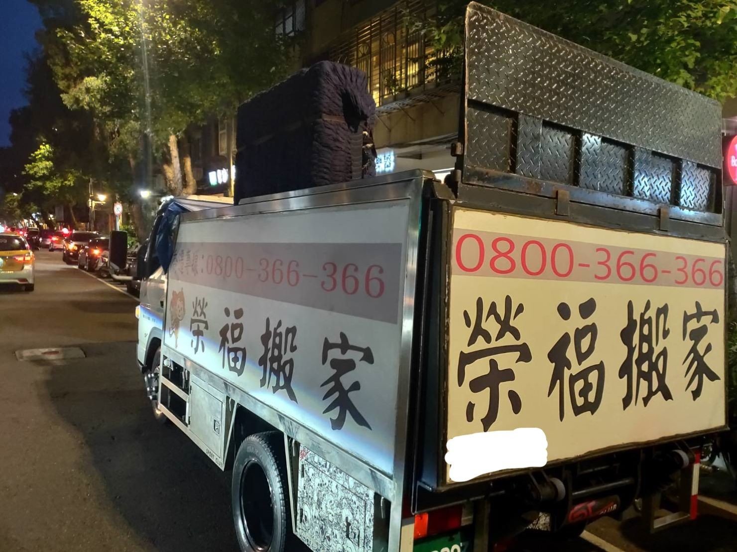 精搬鋼琴【榮福搬家】搬運鋼琴公司給您最有品質、最安全的搬運服務 鋼琴搬好準備運送至新地址。 精搬鋼琴【榮福搬家】搬運鋼琴公司給您最有品質、最安全的搬運服務 鋼琴搬好準備運送至新地址。