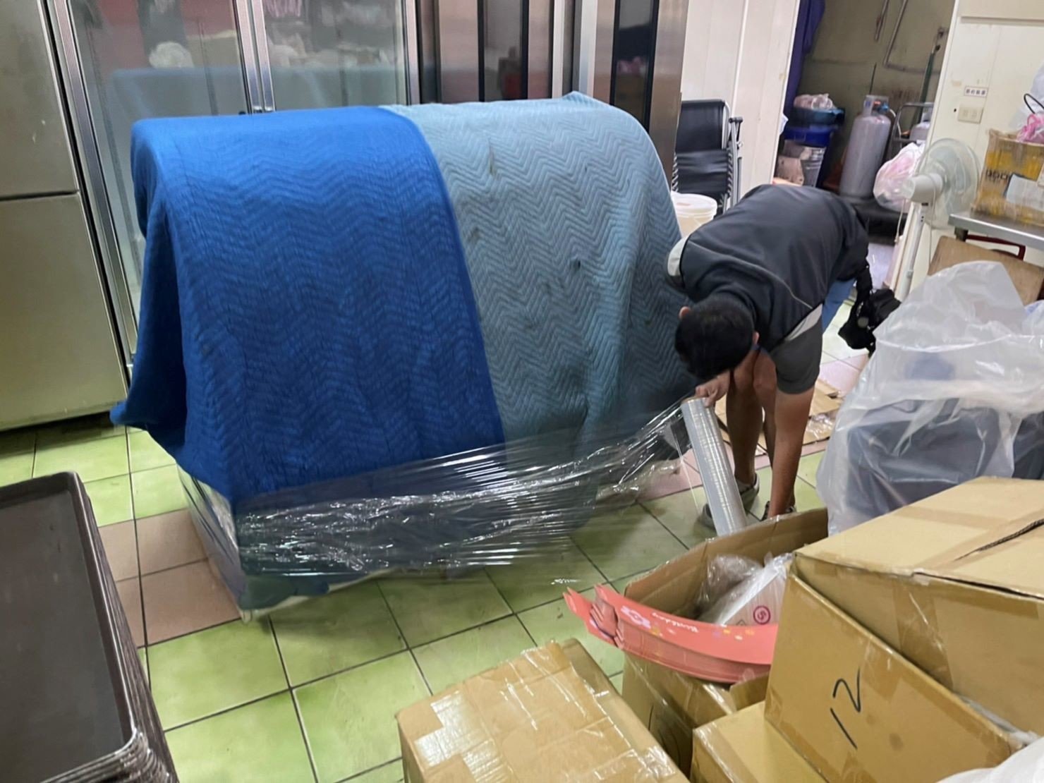 【榮福搬家】烘焙店面搬遷、甜點店面搬遷、麵包店搬遷、店面搬遷暫放倉儲、餐飲設備暫放倉儲、訂製餐桌椅精緻包裝、營業用攪拌機搬運、營業用冰箱精緻包裝、營業用烤箱搬遷、麵包切割機、營業用冰箱搬遷、工作檯包裝、蛋糕櫃,專業搬家公司司推薦:精緻包裝搬運「細膩包裝、專業搬運、用心服務、以客為尊」是榮福搬家公司的宗旨與精神。歡迎立即來電02-2651-2727專人服務。 【榮福搬家】烘焙店面搬遷、甜點店面搬遷、麵包店搬遷、店面搬遷暫放倉儲、餐飲設備暫放倉儲、訂製餐桌椅精緻包裝、營業用攪拌機搬運、營業用冰箱精緻包裝、營業用烤箱搬遷、麵包切割機、營業用冰箱搬遷、工作檯包裝、蛋糕櫃,專業搬家公司司推薦:精緻包裝搬運「細膩包裝、專業搬運、用心服務、以客為尊」是榮福搬家公司的宗旨與精神。歡迎立即來電02-2651-2727專人服務。