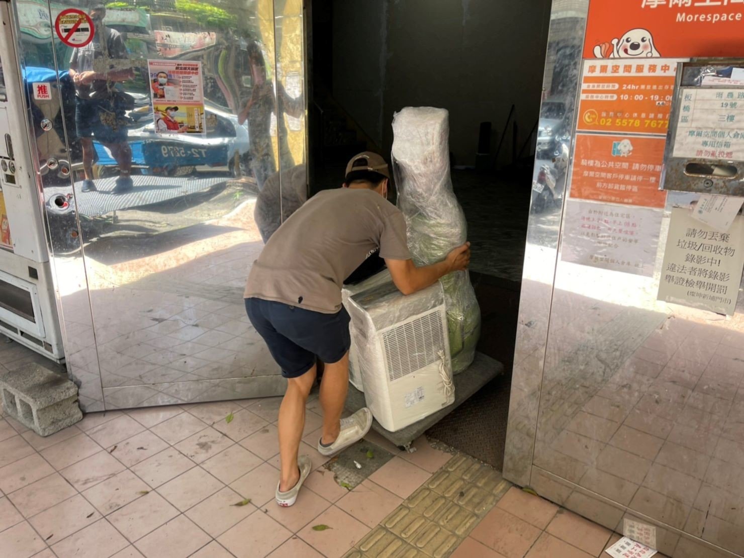 搬家公司推薦、新北搬家推薦【榮福搬家公司】南港搬家、桃園搬家公司推薦、台北搬家公司推薦、搬家具、冰箱搬運、基隆搬家、搬家電、床墊搬運、倉儲搬運、沙發搬運、搬茶几、床組拆裝、衣櫃拆裝、衣櫃搬運、洗衣機搬運、搬運餐桌、搬按摩椅、單件家具運送、跨縣市搬家、吊車搬家、吊車搬運、吊掛家具搬運、無痛搬家、大型家具搬運、家庭搬家、搬鋼琴、搬工計時、搬工服務、人力搬運、搬運、搬家紙箱,針對顧客都秉持以用心實在專業搬家技巧,搬家實在用心值得您的信賴與選擇。歡迎來電咨詢02-2651-2727,榮福搬家有專員立即為您服務。 搬家公司推薦、新北搬家推薦【榮福搬家公司】南港搬家、桃園搬家公司推薦、台北搬家公司推薦、搬家具、冰箱搬運、基隆搬家、搬家電、床墊搬運、倉儲搬運、沙發搬運、搬茶几、床組拆裝、衣櫃拆裝、衣櫃搬運、洗衣機搬運、搬運餐桌、搬按摩椅、單件家具運送、跨縣市搬家、吊車搬家、吊車搬運、吊掛家具搬運、無痛搬家、大型家具搬運、家庭搬家、搬鋼琴、搬工計時、搬工服務、人力搬運、搬運、搬家紙箱,針對顧客都秉持以用心實在專業搬家技巧,搬家實在用心值得您的信賴與選擇。歡迎來電咨詢02-2651-2727,榮福搬家有專員立即為您服務。
