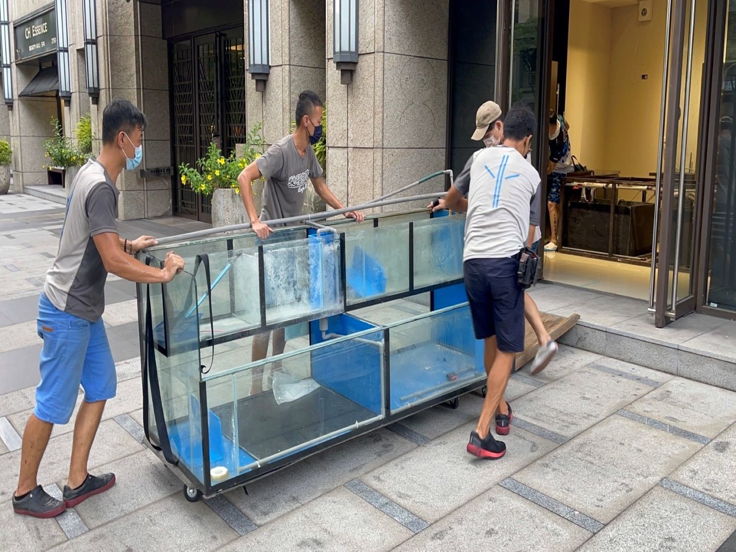 特殊搬運、搬重物【榮福搬家公司】熱炒店展示魚缸、海鮮展示魚缸、海鮮水族魚缸、精搬魚缸、搬魚缸、家庭搬家、跨縣市搬家、搬工計時、人力搬運、搬運、搬床墊、冰箱搬運、搬家具、搬家首選、特殊重物搬運、專搬重物、搬重物技巧、新北搬家公司推薦、搬家車、搬家公司、基隆搬家、南港搬家、桃園搬家公司推薦、台北搬家公司推薦:大台北搬家,精緻包裝搬運「細膩包裝、專業搬運、用心服務、以客為尊」是榮福搬家公司的宗旨與精神。歡迎立即來電02-2651-2727專人服務。 特殊搬運、搬重物【榮福搬家公司】熱炒店展示魚缸、海鮮展示魚缸、海鮮水族魚缸、精搬魚缸、搬魚缸、家庭搬家、跨縣市搬家、搬工計時、人力搬運、搬運、搬床墊、冰箱搬運、搬家具、搬家首選、特殊重物搬運、專搬重物、搬重物技巧、新北搬家公司推薦、搬家車、搬家公司、基隆搬家、南港搬家、桃園搬家公司推薦、台北搬家公司推薦:大台北搬家,精緻包裝搬運「細膩包裝、專業搬運、用心服務、以客為尊」是榮福搬家公司的宗旨與精神。歡迎立即來電02-2651-2727專人服務。