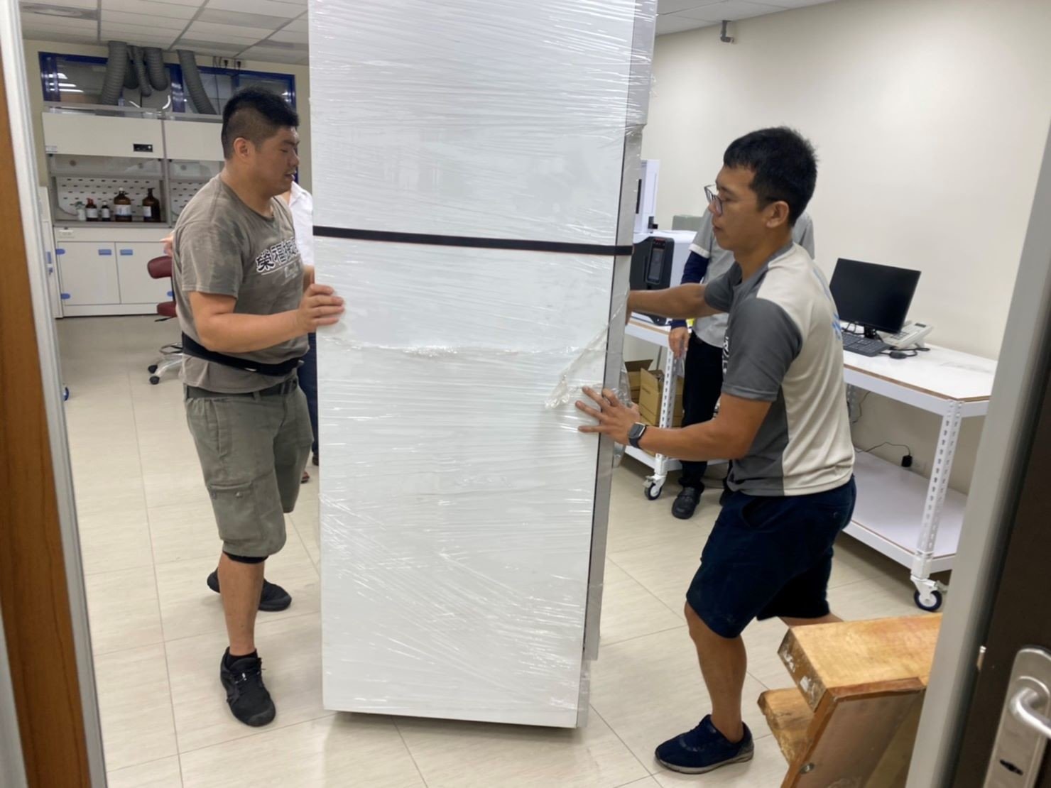 實驗室設備搬遷、搬生醫設備、搬重物【榮福搬家公司】實驗室遷移、搬冷凍櫃、搬-86度立式超低溫冰箱、搬直立式冷凍櫃、大型廚房設備搬運、搬機械設備、精密儀器、醫療器材搬運、搬洗衣機、搬披薩窯、精搬金庫、搬保險櫃、精搬魚缸、精搬鋼琴、跨縣市搬家、搬工計時、人力搬運、搬運、大型健身器材搬運、搬大型運動設備、搬營業用冰箱、搬臥式工作檯冰箱、烤箱搬運、搬營業用製冰機、店面搬遷、廠房遷移、企業搬運服務、搬家首選、吊掛搬運、吊家具搬運、特殊重物搬運、專搬重物、新北搬家推薦、搬家公司、基隆搬家、南港搬家、桃園搬家公司、台北搬家公司推薦:大台北搬家,精緻包裝搬運「細膩包裝、專業搬運、用心服務、以客為尊」是榮福搬家公司的宗旨與精神。歡迎立即來電02-2651-2727專人服務。 實驗室設備搬遷、搬生醫設備、搬重物【榮福搬家公司】實驗室遷移、搬冷凍櫃、搬-86度立式超低溫冰箱、搬直立式冷凍櫃、大型廚房設備搬運、搬機械設備、精密儀器、醫療器材搬運、搬洗衣機、搬披薩窯、精搬金庫、搬保險櫃、精搬魚缸、精搬鋼琴、跨縣市搬家、搬工計時、人力搬運、搬運、大型健身器材搬運、搬大型運動設備、搬營業用冰箱、搬臥式工作檯冰箱、烤箱搬運、搬營業用製冰機、店面搬遷、廠房遷移、企業搬運服務、搬家首選、吊掛搬運、吊家具搬運、特殊重物搬運、專搬重物、新北搬家推薦、搬家公司、基隆搬家、南港搬家、桃園搬家公司、台北搬家公司推薦:大台北搬家,精緻包裝搬運「細膩包裝、專業搬運、用心服務、以客為尊」是榮福搬家公司的宗旨與精神。歡迎立即來電02-2651-2727專人服務。
