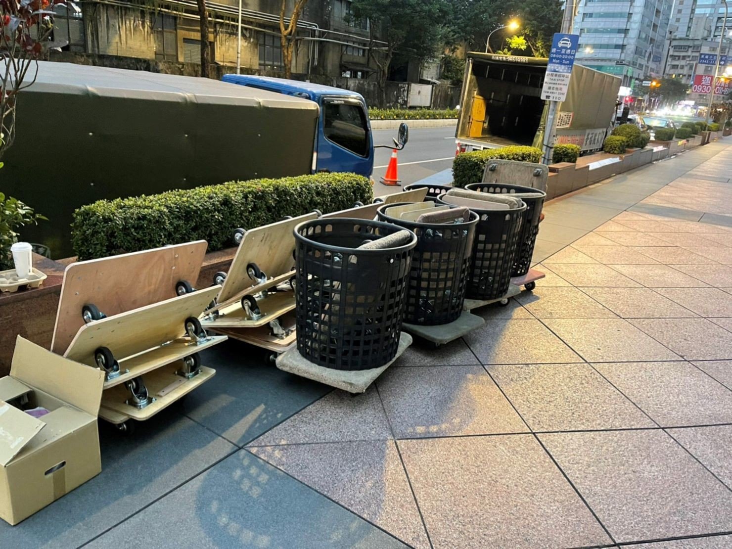 搬家公司推薦、台北搬家推薦【榮福搬家公司】南港搬家、桃園搬家公司推薦、新北搬家公司推薦、企業搬運服務、搬公司行號、廠房遷移、屏風拆裝、公司行號搬遷、政府機關搬遷、百貨專櫃遷移、學校單位搬遷、雜貨店搬遷、精緻包裝、家庭搬家、搬鋼琴、搬工、搬家公司紙箱、黃色膠帶、搬家估價、基隆搬家、家具拆裝、搬家具,針對顧客都秉持以用心實在專業搬家技巧,搬家實在用心值得您的信賴與選擇。歡迎來電咨詢02-2651-2727,榮福搬家有專員立即為您服務。 搬家公司推薦、台北搬家推薦【榮福搬家公司】南港搬家、桃園搬家公司推薦、新北搬家公司推薦、企業搬運服務、搬公司行號、廠房遷移、屏風拆裝、公司行號搬遷、政府機關搬遷、百貨專櫃遷移、學校單位搬遷、雜貨店搬遷、精緻包裝、家庭搬家、搬鋼琴、搬工、搬家公司紙箱、黃色膠帶、搬家估價、基隆搬家、家具拆裝、搬家具,針對顧客都秉持以用心實在專業搬家技巧,搬家實在用心值得您的信賴與選擇。歡迎來電咨詢02-2651-2727,榮福搬家有專員立即為您服務。