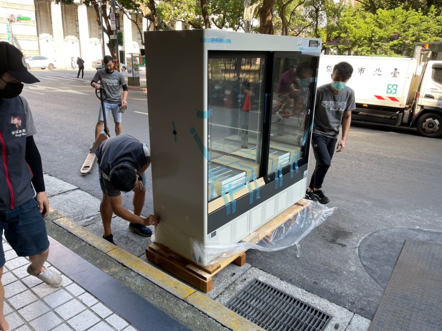 搬重物、重物搬運【榮福搬家公司】石墩搬運、搬石椅、搬石頭桌、搬洗衣機、搬披薩窯、精搬金庫、搬保險櫃、精搬魚缸、精搬鋼琴、跨縣搬家、搬工派遣、搬運、床墊搬運、冰箱搬運、搬營業用冰箱、鋼琴搬運、超低溫冷凍櫃搬運、滾筒洗衣機搬運、搬醫療床、搬電動床、搬家具、搬家首選、吊掛搬運、吊家具搬運、特殊重物搬運、專搬重物、重物搬運器、單一重物搬運、新北搬家推薦、搬家公司、基隆搬家、南港搬家、桃園搬家公司、台北搬家公司推薦:大台北搬家,精緻包裝搬運「細膩包裝、專業搬運、用心服務、以客為尊」是榮福搬家公司的宗旨與精神。歡迎立即來電02-2651-2727專人服務。 搬重物、重物搬運【榮福搬家公司】石墩搬運、搬石椅、搬石頭桌、搬洗衣機、搬披薩窯、精搬金庫、搬保險櫃、精搬魚缸、精搬鋼琴、跨縣搬家、搬工派遣、搬運、床墊搬運、冰箱搬運、搬營業用冰箱、鋼琴搬運、超低溫冷凍櫃搬運、滾筒洗衣機搬運、搬醫療床、搬電動床、搬家具、搬家首選、吊掛搬運、吊家具搬運、特殊重物搬運、專搬重物、重物搬運器、單一重物搬運、新北搬家推薦、搬家公司、基隆搬家、南港搬家、桃園搬家公司、台北搬家公司推薦:大台北搬家,精緻包裝搬運「細膩包裝、專業搬運、用心服務、以客為尊」是榮福搬家公司的宗旨與精神。歡迎立即來電02-2651-2727專人服務。