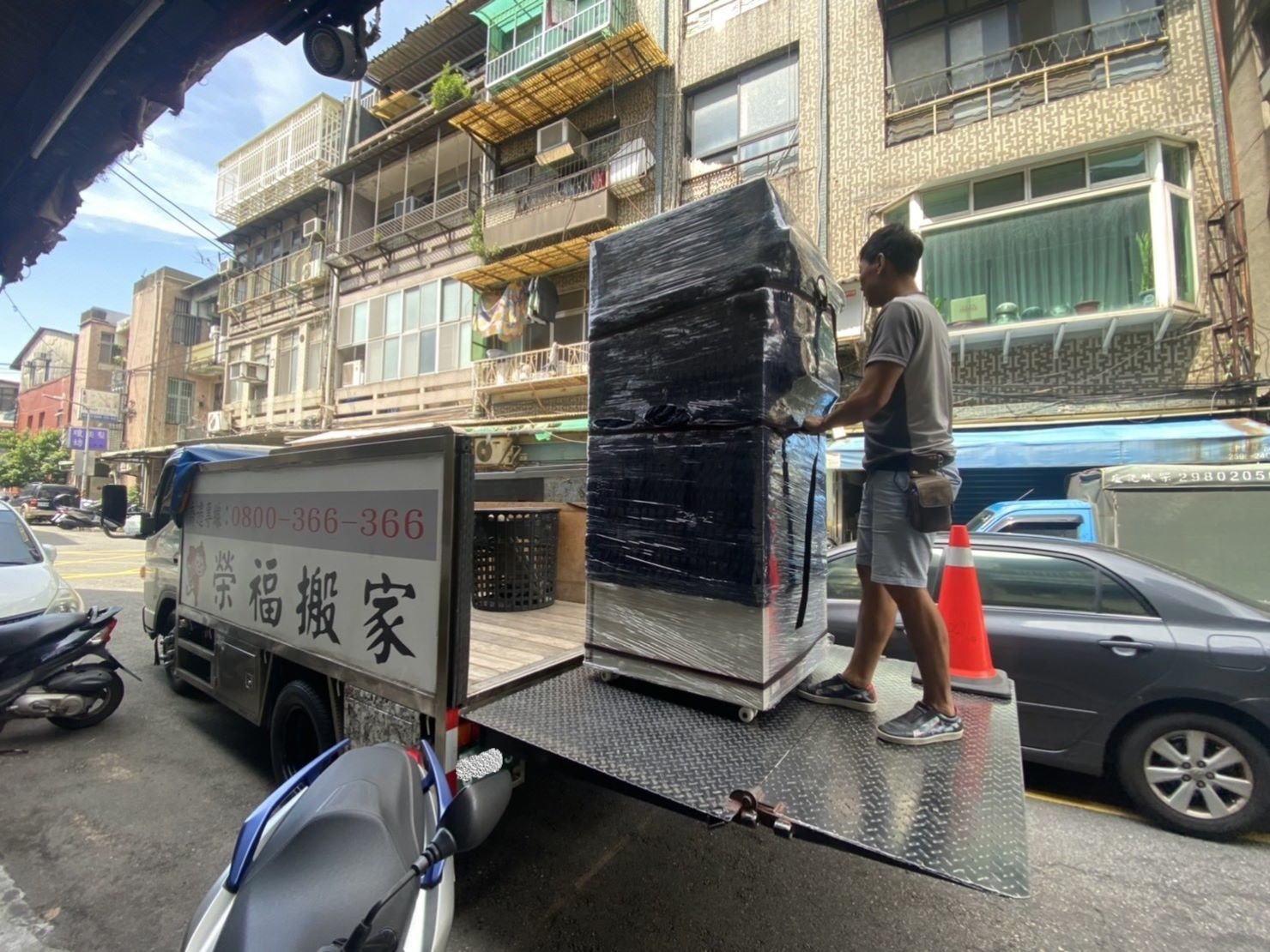 搬家公司【榮福搬家公司】台北搬家、新北搬家、重物搬運推薦值得您的信賴與選擇:將冷凍冰箱推至升降板上,準備從貨車上卸下了。 搬家公司【榮福搬家公司】台北搬家、新北搬家、重物搬運推薦值得您的信賴與選擇:將冷凍冰箱推至升降板上,準備從貨車上卸下了。
