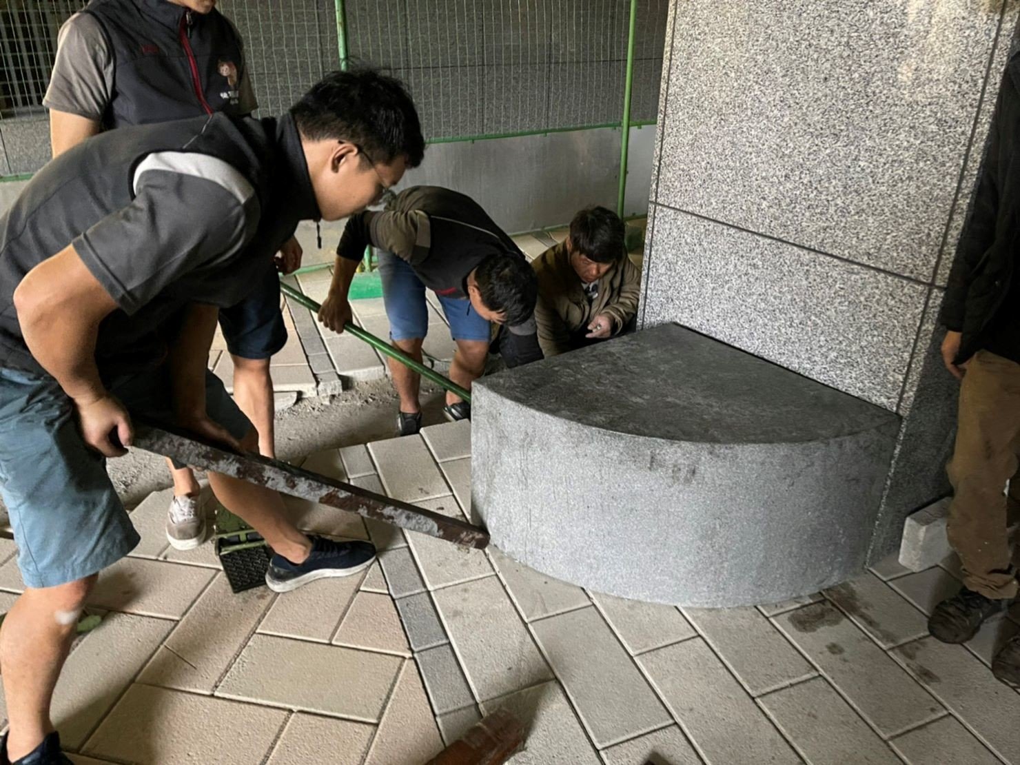 重物搬運/南港搬家【榮福搬家公司】搬洗衣機、搬披薩窯、精搬金庫、搬保險櫃、精搬魚缸、跨縣搬家、搬工派遣、搬床墊、搬冰箱、搬家具、搬家首選、吊掛搬運、吊家具搬運、台北搬家公司推薦:大台北搬家、新北搬家推薦,精緻包裝搬運「細膩包裝、專業搬運、用心服務、以客為尊」是榮福搬家公司的宗旨與精神。歡迎立即來電02-2651-2727專人服務。 重物搬運/南港搬家【榮福搬家公司】搬洗衣機、搬披薩窯、精搬金庫、搬保險櫃、精搬魚缸、跨縣搬家、搬工派遣、搬床墊、搬冰箱、搬家具、搬家首選、吊掛搬運、吊家具搬運、台北搬家公司推薦:大台北搬家、新北搬家推薦,精緻包裝搬運「細膩包裝、專業搬運、用心服務、以客為尊」是榮福搬家公司的宗旨與精神。歡迎立即來電02-2651-2727專人服務。