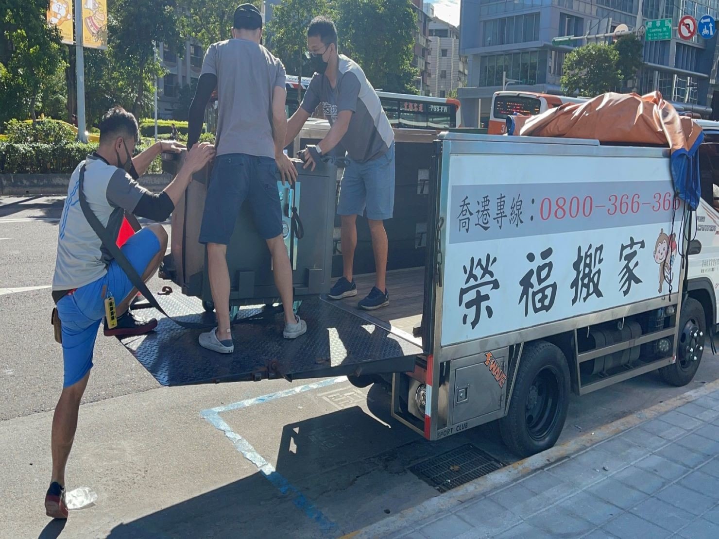 搬金庫、重物搬運【榮福搬家公司】石墩搬運、搬石椅、搬石頭桌、搬洗衣機、搬披薩窯、精搬金庫、搬保險櫃、精搬魚缸、精搬鋼琴、跨縣市搬家、搬工派遣、搬運、床墊搬運、冰箱搬運、大型家具搬運、單件家具運送、單一物件搬運、搬家首選、吊掛搬運、吊家具搬運、特殊重物搬運、專搬重物、新北搬家推薦、搬家公司、基隆搬家、南港搬家、桃園搬家公司、台北搬家公司推薦:大台北搬家,精緻包裝搬運「細膩包裝、專業搬運、用心服務、以客為尊」是榮福搬家公司的宗旨與精神。歡迎立即來電02-2651-2727專人服務。 搬金庫、重物搬運【榮福搬家公司】石墩搬運、搬石椅、搬石頭桌、搬洗衣機、搬披薩窯、精搬金庫、搬保險櫃、精搬魚缸、精搬鋼琴、跨縣市搬家、搬工派遣、搬運、床墊搬運、冰箱搬運、大型家具搬運、單件家具運送、單一物件搬運、搬家首選、吊掛搬運、吊家具搬運、特殊重物搬運、專搬重物、新北搬家推薦、搬家公司、基隆搬家、南港搬家、桃園搬家公司、台北搬家公司推薦:大台北搬家,精緻包裝搬運「細膩包裝、專業搬運、用心服務、以客為尊」是榮福搬家公司的宗旨與精神。歡迎立即來電02-2651-2727專人服務。