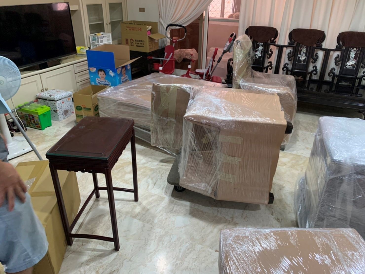 台北搬家公司推薦【榮福搬家公司】值得您來選擇:精緻化包裝服務需要的包裝材料榮福搬家均有販售 (材料另計價),打包服務計費是以小時計算/2位師傅。 台北搬家公司推薦【榮福搬家公司】值得您來選擇:精緻化包裝服務需要的包裝材料榮福搬家均有販售 (材料另計價),打包服務計費是以小時計算/2位師傅。
