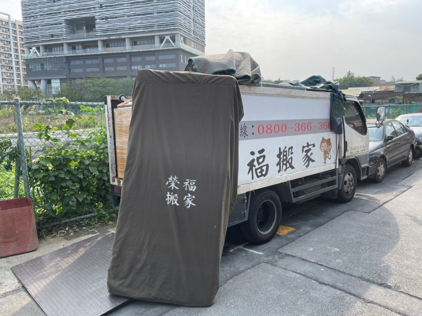搬家公司推薦、新北搬家推薦【榮福搬家公司】搬家首選、口碑第一、搬家好評推薦、南港搬家、桃園搬家公司推薦、台北搬家公司推薦、搬家具、冰箱搬運、基隆搬家、搬家電、床墊搬運、搬Queen Size床墊、單件家具運送、單一物件搬運、搬床墊、搬沙發、搬衣櫃、搬洗衣機、跨縣市搬家、吊車吊掛搬運、吊家具搬運、大型家具搬運、家具清運、搬公司行號、家庭搬家、搬鋼琴、搬工計時、搬工服務、人力搬運、搬運、床墊專用保護布套、透明防水床墊套、搬家紙箱,針對顧客都秉持以用心實在專業搬家技巧,搬家實在用心值得您的信賴與選擇。歡迎來電咨詢02-2651-2727,榮福搬家有專員立即為您服務。 搬家公司推薦、新北搬家推薦【榮福搬家公司】搬家首選、口碑第一、搬家好評推薦、南港搬家、桃園搬家公司推薦、台北搬家公司推薦、搬家具、冰箱搬運、基隆搬家、搬家電、床墊搬運、搬Queen Size床墊、單件家具運送、單一物件搬運、搬床墊、搬沙發、搬衣櫃、搬洗衣機、跨縣市搬家、吊車吊掛搬運、吊家具搬運、大型家具搬運、家具清運、搬公司行號、家庭搬家、搬鋼琴、搬工計時、搬工服務、人力搬運、搬運、床墊專用保護布套、透明防水床墊套、搬家紙箱,針對顧客都秉持以用心實在專業搬家技巧,搬家實在用心值得您的信賴與選擇。歡迎來電咨詢02-2651-2727,榮福搬家有專員立即為您服務。
