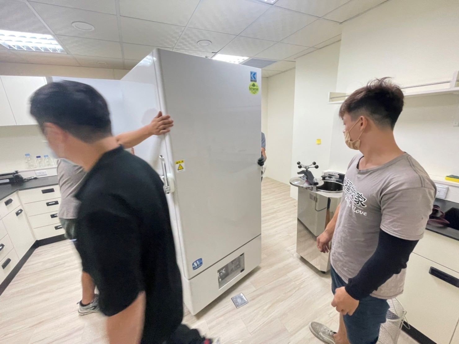 特殊重物搬運、專搬重物、特殊搬運、搬生醫設備【榮福搬家公司】跨縣市搬家、搬工計時、人工搬運、搬直立式冷凍櫃、搬超低溫冰箱、負86度超低溫冰箱搬運、營業用冰箱搬運、搬機械設備、各式機台搬運、精密儀器、臥室工作檯冰箱、實驗室設備、廚房大型設備搬運、搬營業用製冰機、廠房遷移、店面搬遷,實驗室搬遷、搬家首選、吊車吊掛搬運、吊家具搬運、台北搬家公司推薦:大台北搬家,精緻包裝搬運「細膩包裝、專業搬運、用心服務、以客為尊」是榮福搬家公司的宗旨與精神。歡迎立即來電02-2651-2727專人服務。 特殊重物搬運、專搬重物、特殊搬運、搬生醫設備【榮福搬家公司】跨縣市搬家、搬工計時、人工搬運、搬直立式冷凍櫃、搬超低溫冰箱、負86度超低溫冰箱搬運、營業用冰箱搬運、搬機械設備、各式機台搬運、精密儀器、臥室工作檯冰箱、實驗室設備、廚房大型設備搬運、搬營業用製冰機、廠房遷移、店面搬遷,實驗室搬遷、搬家首選、吊車吊掛搬運、吊家具搬運、台北搬家公司推薦:大台北搬家,精緻包裝搬運「細膩包裝、專業搬運、用心服務、以客為尊」是榮福搬家公司的宗旨與精神。歡迎立即來電02-2651-2727專人服務。