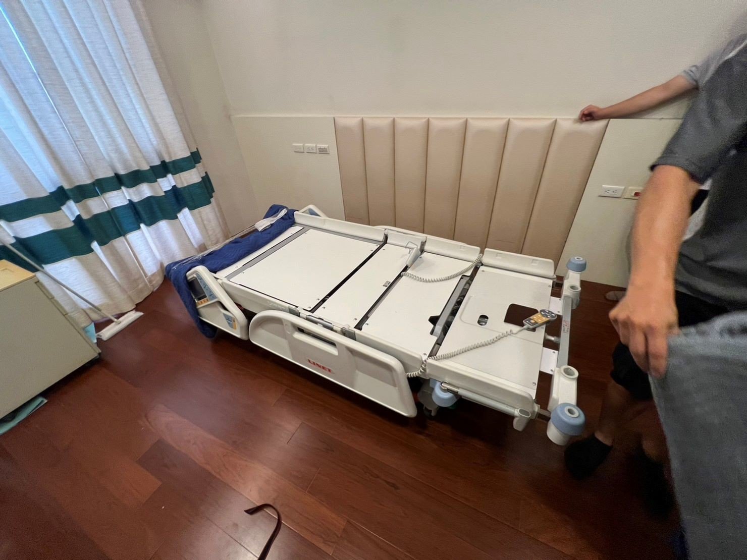 台北搬電動醫療床∣南港搬電動醫療床∣新北搬電動醫療床∣雙北搬電動醫療床∣汐止搬電動醫療床∣五股搬電動醫療床∣中永和搬電動醫療床∣板橋搬電動醫療床∣桃園搬電動醫療床,推薦【榮福搬家】屬專業搬家細膩搬運唯一搬重物首選,累積20年各式各樣特殊重物的搬運經驗,專業敏捷快速完成您的各項搬運任務。榮福搬家具備精緻包裝搬運「細膩包裝、專業搬運、用心服務、以客為尊」是榮福搬家公司的宗旨與精神。歡迎立即來電02-2651-2727專人服務。 台北搬電動醫療床∣南港搬電動醫療床∣新北搬電動醫療床∣雙北搬電動醫療床∣汐止搬電動醫療床∣五股搬電動醫療床∣中永和搬電動醫療床∣板橋搬電動醫療床∣桃園搬電動醫療床,推薦【榮福搬家】屬專業搬家細膩搬運唯一搬重物首選,累積20年各式各樣特殊重物的搬運經驗,專業敏捷快速完成您的各項搬運任務。榮福搬家具備精緻包裝搬運「細膩包裝、專業搬運、用心服務、以客為尊」是榮福搬家公司的宗旨與精神。歡迎立即來電02-2651-2727專人服務。