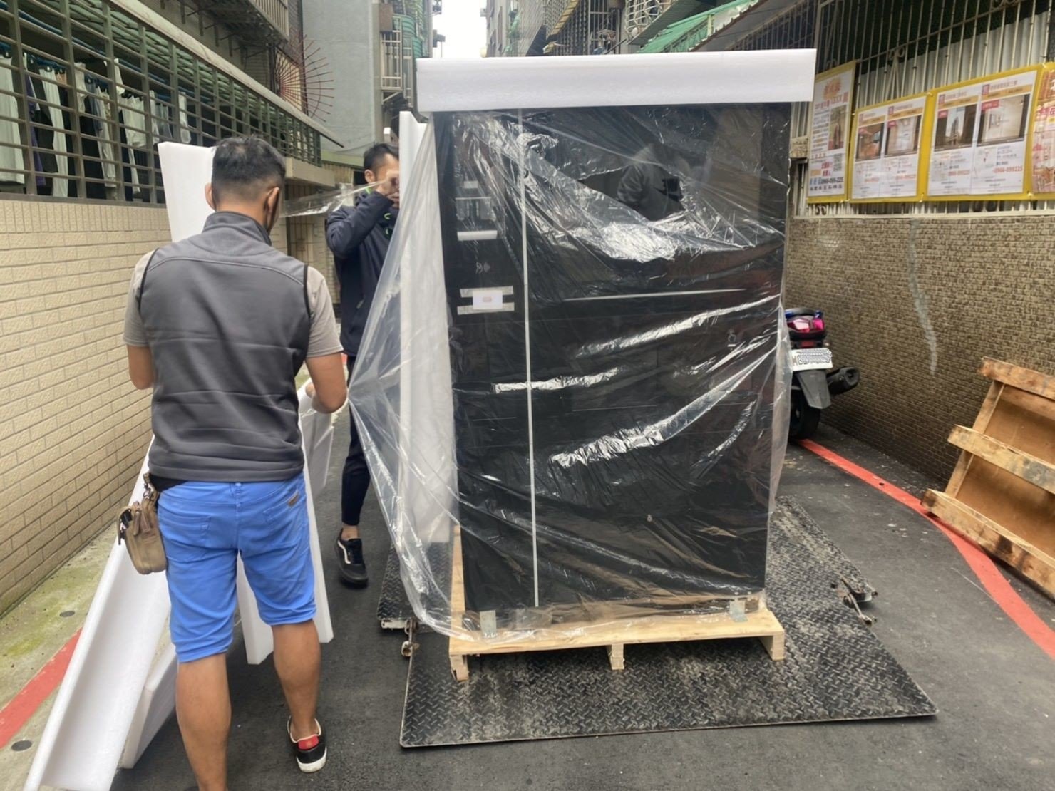 販賣機搬運、搬重物【榮福搬家公司】搬醫療床、搬電動床、大型廚房設備搬運、搬披薩窯、搬大型運動器材、搬精密儀器、石墩搬運、搬石頭桌椅、搬洗衣機、搬披薩窯、精搬金庫、搬保險櫃、精搬魚缸、精搬鋼琴、跨縣市搬家、搬工計時、人力搬運、搬運、床墊搬運、搬營業用冰箱、搬家具、搬家首選、吊掛搬運、吊家具搬運、特殊重物搬運、專搬重物、新北搬家公司推薦、搬家公司、基隆搬家、南港搬家、桃園搬家公司、台北搬家公司推薦:大台北搬家,精緻包裝搬運「細膩包裝、專業搬運、用心服務、以客為尊」是榮福搬家公司的宗旨與精神。歡迎立即來電02-2651-2727專人服務。 販賣機搬運、搬重物【榮福搬家公司】搬醫療床、搬電動床、大型廚房設備搬運、搬披薩窯、搬大型運動器材、搬精密儀器、石墩搬運、搬石頭桌椅、搬洗衣機、搬披薩窯、精搬金庫、搬保險櫃、精搬魚缸、精搬鋼琴、跨縣市搬家、搬工計時、人力搬運、搬運、床墊搬運、搬營業用冰箱、搬家具、搬家首選、吊掛搬運、吊家具搬運、特殊重物搬運、專搬重物、新北搬家公司推薦、搬家公司、基隆搬家、南港搬家、桃園搬家公司、台北搬家公司推薦:大台北搬家,精緻包裝搬運「細膩包裝、專業搬運、用心服務、以客為尊」是榮福搬家公司的宗旨與精神。歡迎立即來電02-2651-2727專人服務。