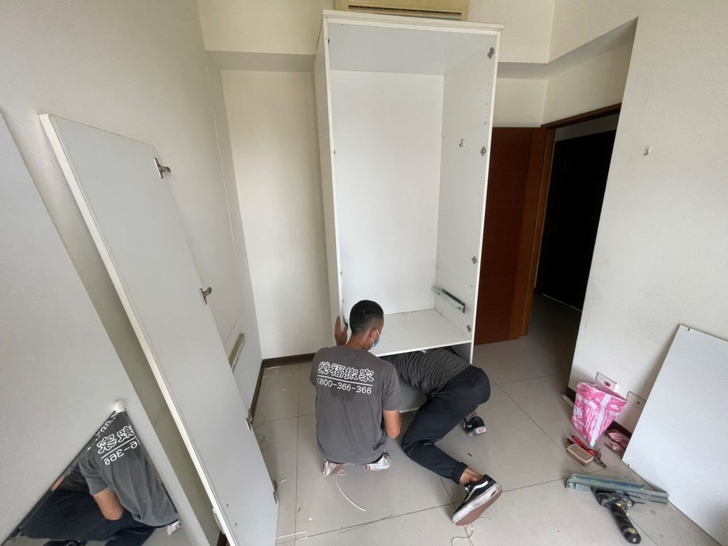 【榮福搬家公司】搬家首選、搬家公司推薦:IKEA、宜得利、B&Q等系統式家具拆裝找專業的榮福搬家就對了。優質搬家,包裝搬運「細膩包裝、專業搬運、用心服務、以客為尊」是榮福搬家公司的宗旨與精神。歡迎立即來電02-2651-2727專人服務。 【榮福搬家公司】搬家首選、搬家公司推薦:IKEA、宜得利、B&Q等系統式家具拆裝找專業的榮福搬家就對了。優質搬家,包裝搬運「細膩包裝、專業搬運、用心服務、以客為尊」是榮福搬家公司的宗旨與精神。歡迎立即來電02-2651-2727專人服務。