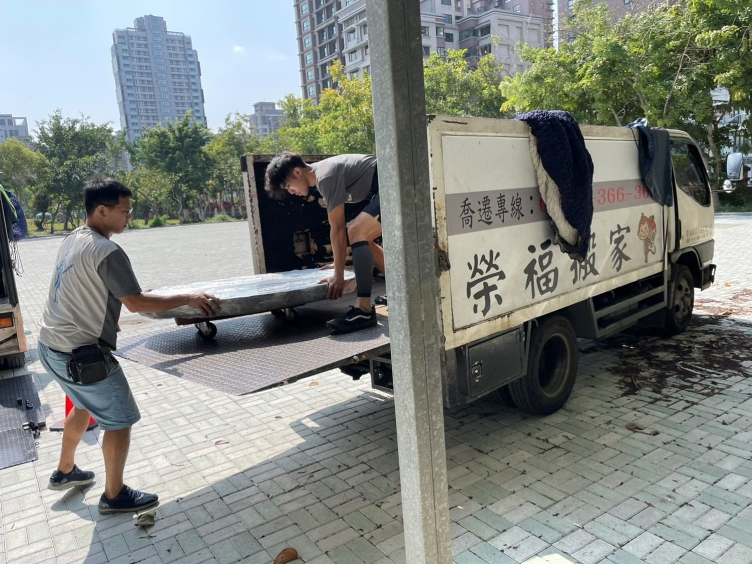 搬庭園造景設計景觀石桌椅【榮福搬家公司】石墩搬運、搬石桌椅、搬石頭桌椅、搬重物藝術品、搬家首選、吊掛搬運、吊家具搬運、特殊重物搬運、專搬重物、新北搬家推薦、搬家公司、基隆搬家、南港搬家、桃園搬家、板橋搬家、桃園搬家公司、台北搬家公司推薦、大台北搬家,各項搬家、搬運「細膩包裝、專業搬家及搬運、用心服務、以客為尊」是榮福搬家公司的宗旨與精神。歡迎立即來電02-2651-2727專人服務。 搬庭園造景設計景觀石桌椅【榮福搬家公司】石墩搬運、搬石桌椅、搬石頭桌椅、搬重物藝術品、搬家首選、吊掛搬運、吊家具搬運、特殊重物搬運、專搬重物、新北搬家推薦、搬家公司、基隆搬家、南港搬家、桃園搬家、板橋搬家、桃園搬家公司、台北搬家公司推薦、大台北搬家,各項搬家、搬運「細膩包裝、專業搬家及搬運、用心服務、以客為尊」是榮福搬家公司的宗旨與精神。歡迎立即來電02-2651-2727專人服務。
