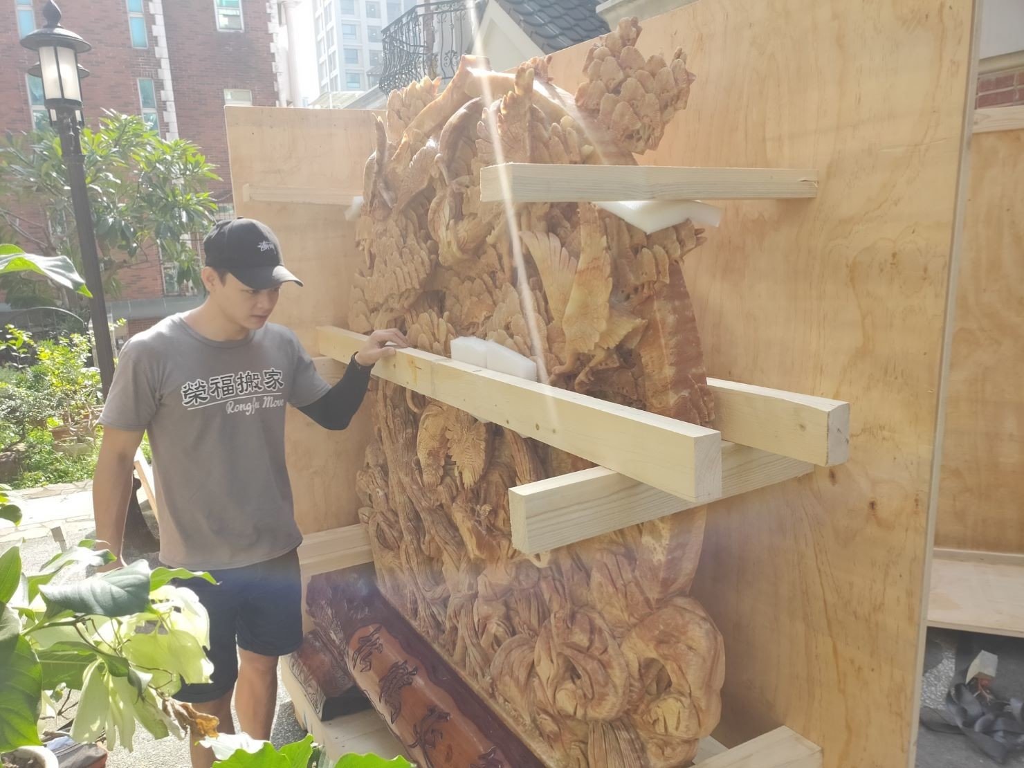 重物搬運、搬佛像【榮福搬家公司】搬披薩窯、精搬金庫、搬保險櫃、精搬魚缸、跨縣搬家、搬工派遣、搬玉石、搬神明桌、搬家具、搬家首選、吊掛搬運、吊家具搬運、搬重物技巧、台北搬家公司推薦:大台北搬家、基隆搬家、桃園搬家推薦、新北搬家公司推薦,精緻包裝搬運「細膩包裝、專業搬運、用心服務、以客為尊」是榮福搬家公司的宗旨與精神。歡迎立即來電02-2651-2727專人服務。 重物搬運、搬佛像【榮福搬家公司】搬披薩窯、精搬金庫、搬保險櫃、精搬魚缸、跨縣搬家、搬工派遣、搬玉石、搬神明桌、搬家具、搬家首選、吊掛搬運、吊家具搬運、搬重物技巧、台北搬家公司推薦:大台北搬家、基隆搬家、桃園搬家推薦、新北搬家公司推薦,精緻包裝搬運「細膩包裝、專業搬運、用心服務、以客為尊」是榮福搬家公司的宗旨與精神。歡迎立即來電02-2651-2727專人服務。