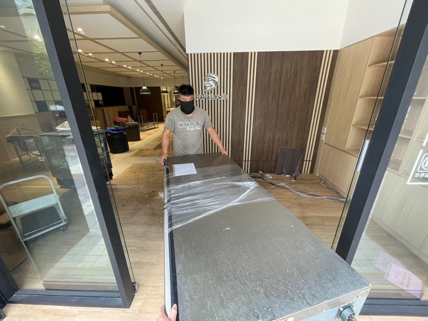 店面搬遷、搬家公司推薦、台北搬家推薦【榮福搬家公司】搬生財器具、搬冷凍櫃、搬冷藏冰箱、搬蛋糕櫃、搬冷藏工作臺、搬臥式冷凍櫃、搬工作檯、搬營業用蒸烤箱、南港搬家、桃園搬家公司推薦、新北搬家公司推薦、百貨公司進撤櫃、專櫃進撤櫃、企業搬運服務、搬公司行號、廠房遷移、公司行號搬遷、政府機關搬遷、百貨專櫃遷移、學校單位搬遷、大型設備搬遷、搬大型廚房設備、中央廚房搬遷、搬營業用冰箱、搬營業用製冰機、三層營業用烤箱搬運、搬工計時、搬工服務、人力搬運,針對顧客都秉持以用心實在專業搬家技巧,搬家實在用心值得您的信賴與選擇。歡迎來電咨詢02-2651-2727,榮福搬家有專員立即為您服務。 店面搬遷、搬家公司推薦、台北搬家推薦【榮福搬家公司】搬生財器具、搬冷凍櫃、搬冷藏冰箱、搬蛋糕櫃、搬冷藏工作臺、搬臥式冷凍櫃、搬工作檯、搬營業用蒸烤箱、南港搬家、桃園搬家公司推薦、新北搬家公司推薦、百貨公司進撤櫃、專櫃進撤櫃、企業搬運服務、搬公司行號、廠房遷移、公司行號搬遷、政府機關搬遷、百貨專櫃遷移、學校單位搬遷、大型設備搬遷、搬大型廚房設備、中央廚房搬遷、搬營業用冰箱、搬營業用製冰機、三層營業用烤箱搬運、搬工計時、搬工服務、人力搬運,針對顧客都秉持以用心實在專業搬家技巧,搬家實在用心值得您的信賴與選擇。歡迎來電咨詢02-2651-2727,榮福搬家有專員立即為您服務。