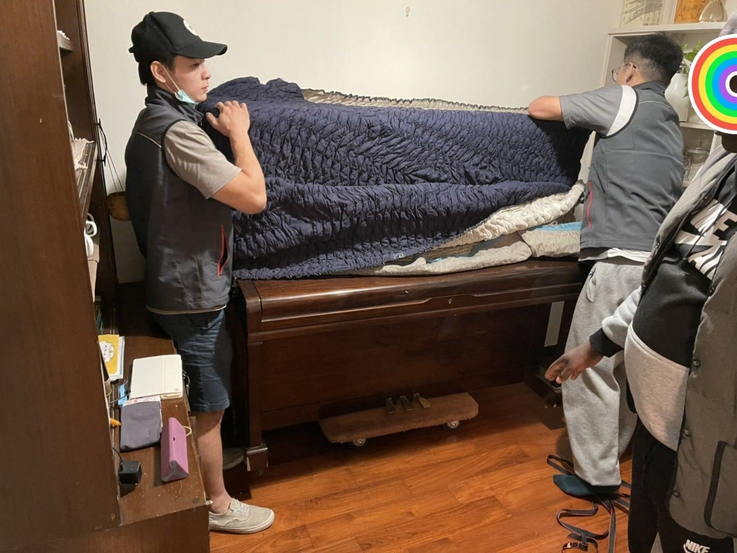 搬鋼琴、搬家公司推薦、新北搬家推薦【榮福搬家公司】南港搬家、桃園搬家公司推薦、台北搬家公司推薦、鋼琴運送、搬鋼琴首選,搬平台式鋼琴達人,針對顧客所搬鋼琴都秉持以用心實在專業搬家技巧,搬家實在用心值得您的信賴與選擇。歡迎來電咨詢02-2651-2727,榮福搬家有專員立即為您服務。 搬鋼琴、搬家公司推薦、新北搬家推薦【榮福搬家公司】南港搬家、桃園搬家公司推薦、台北搬家公司推薦、鋼琴運送、搬鋼琴首選,搬平台式鋼琴達人,針對顧客所搬鋼琴都秉持以用心實在專業搬家技巧,搬家實在用心值得您的信賴與選擇。歡迎來電咨詢02-2651-2727,榮福搬家有專員立即為您服務。